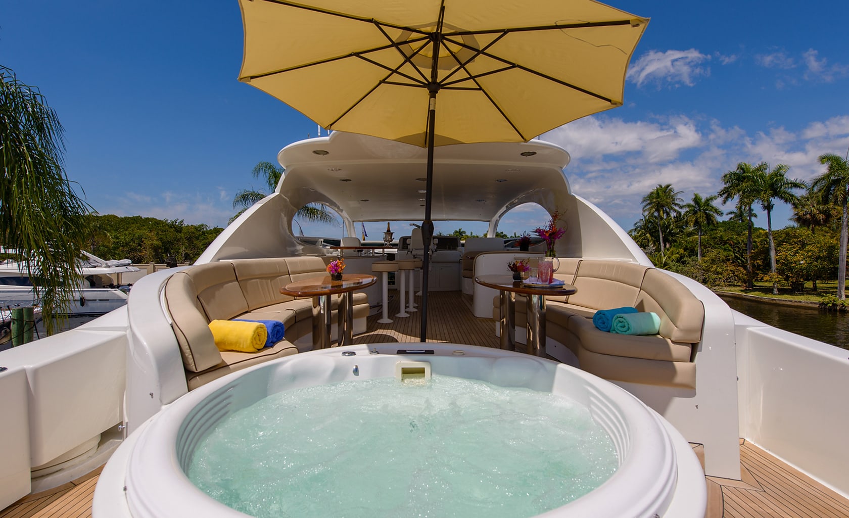 BELLA CONTESSA Jacuzzi on Flybridge