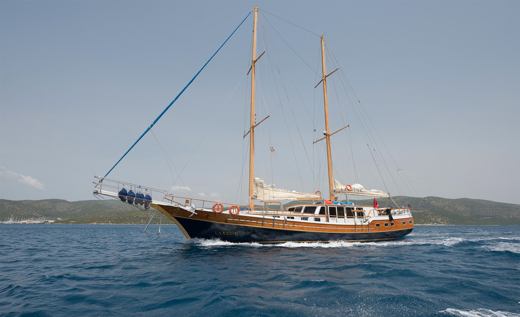 LA REINE Cruising