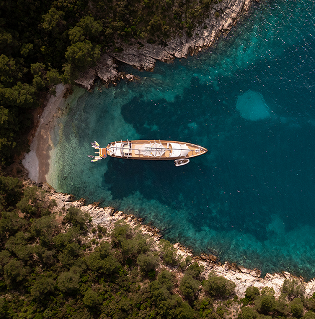 A walkhtrough video of yacht Freedom