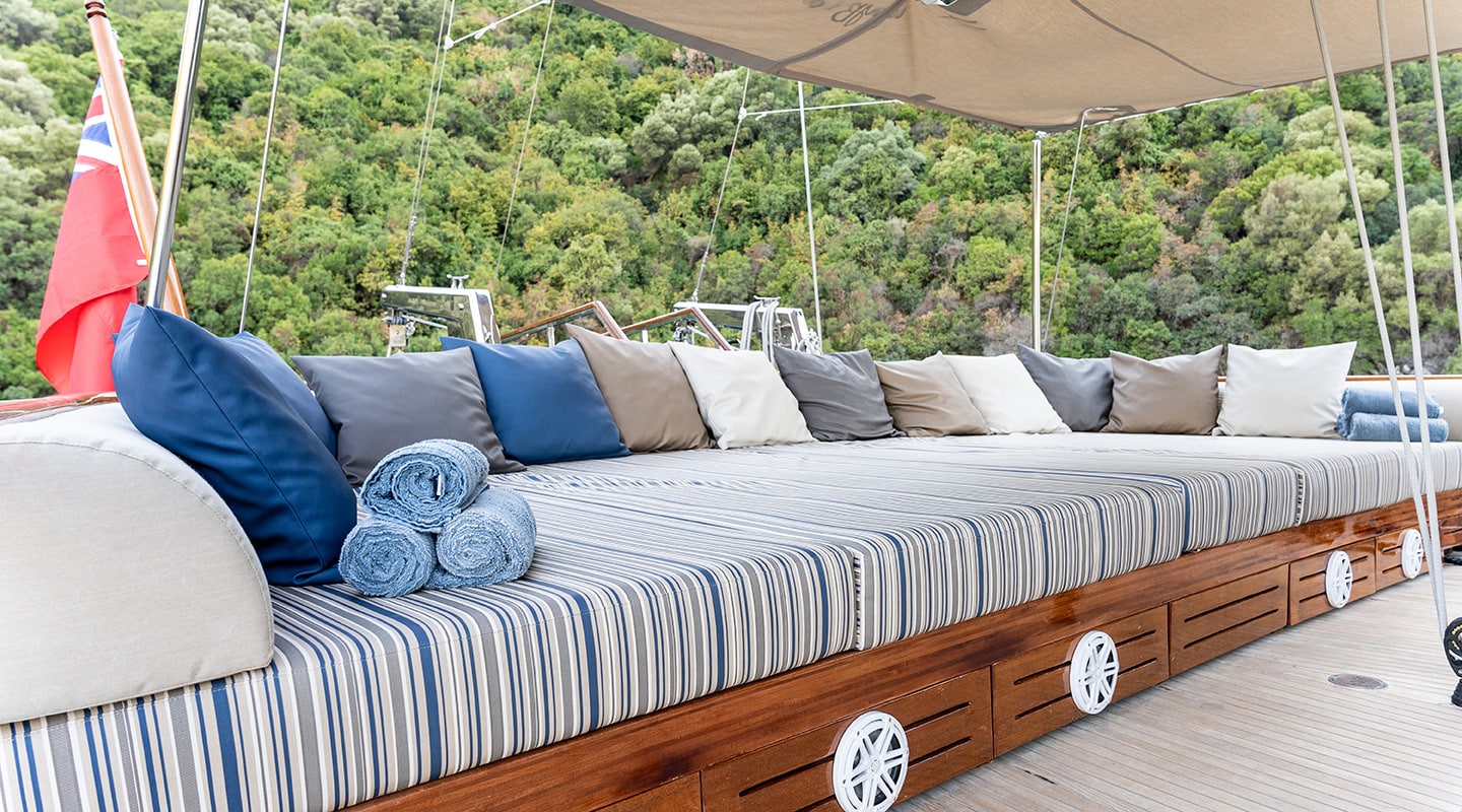 EMANUEL Cushioned area on Aft deck