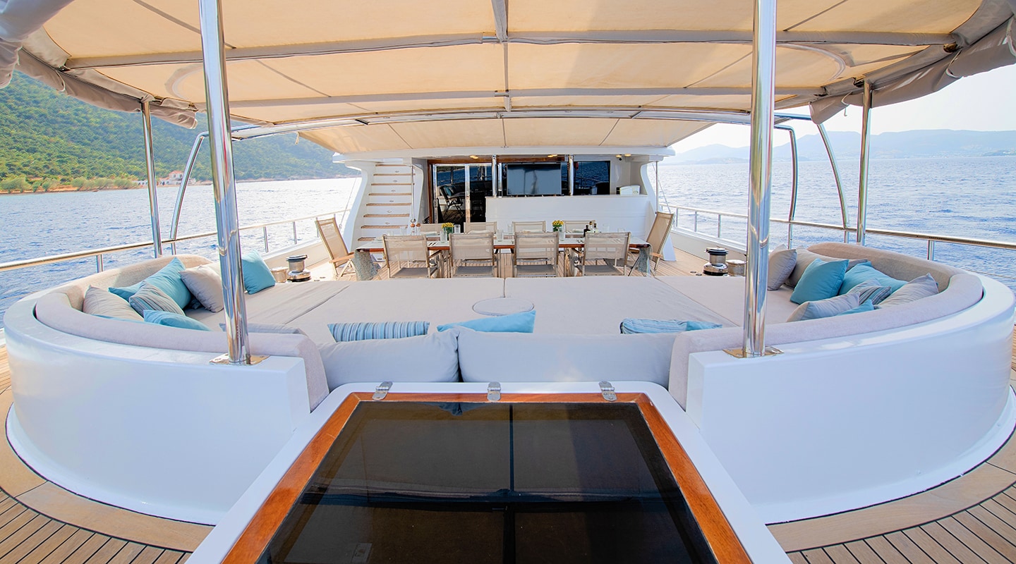 THE WALL Aft deck
