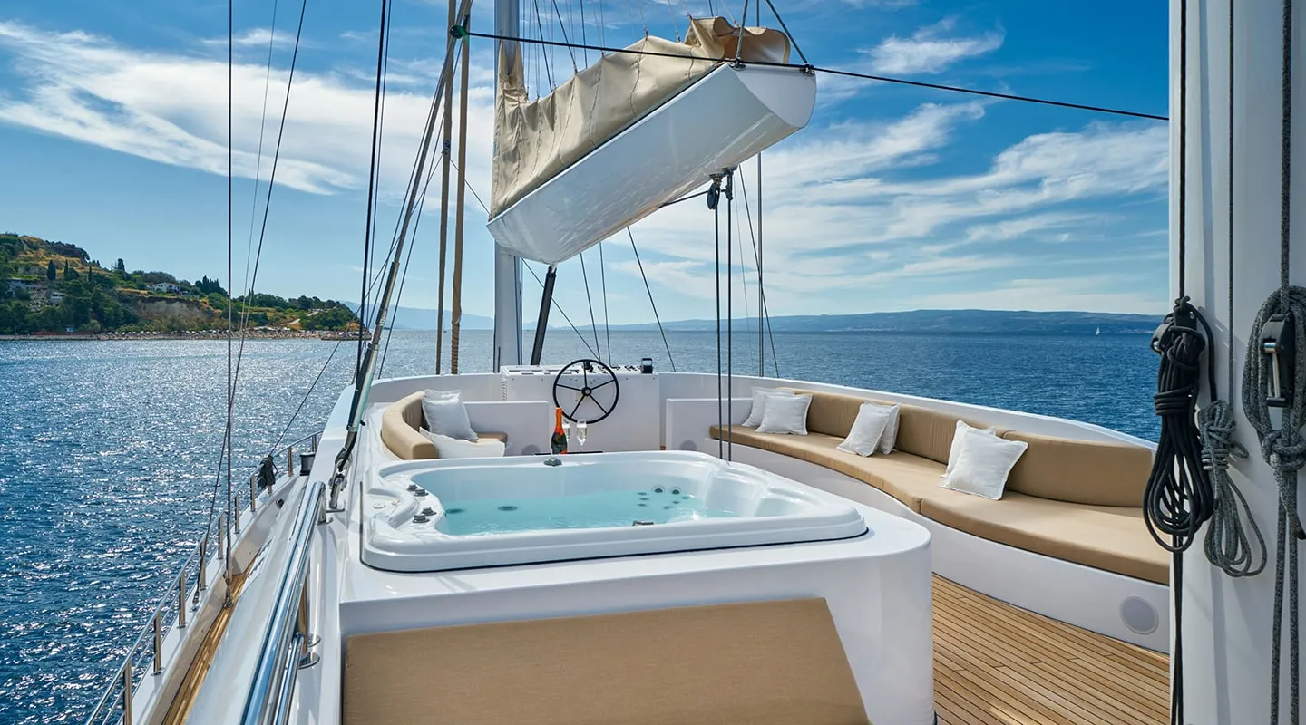 ACAPELLA Jacuzzi on Flybridge