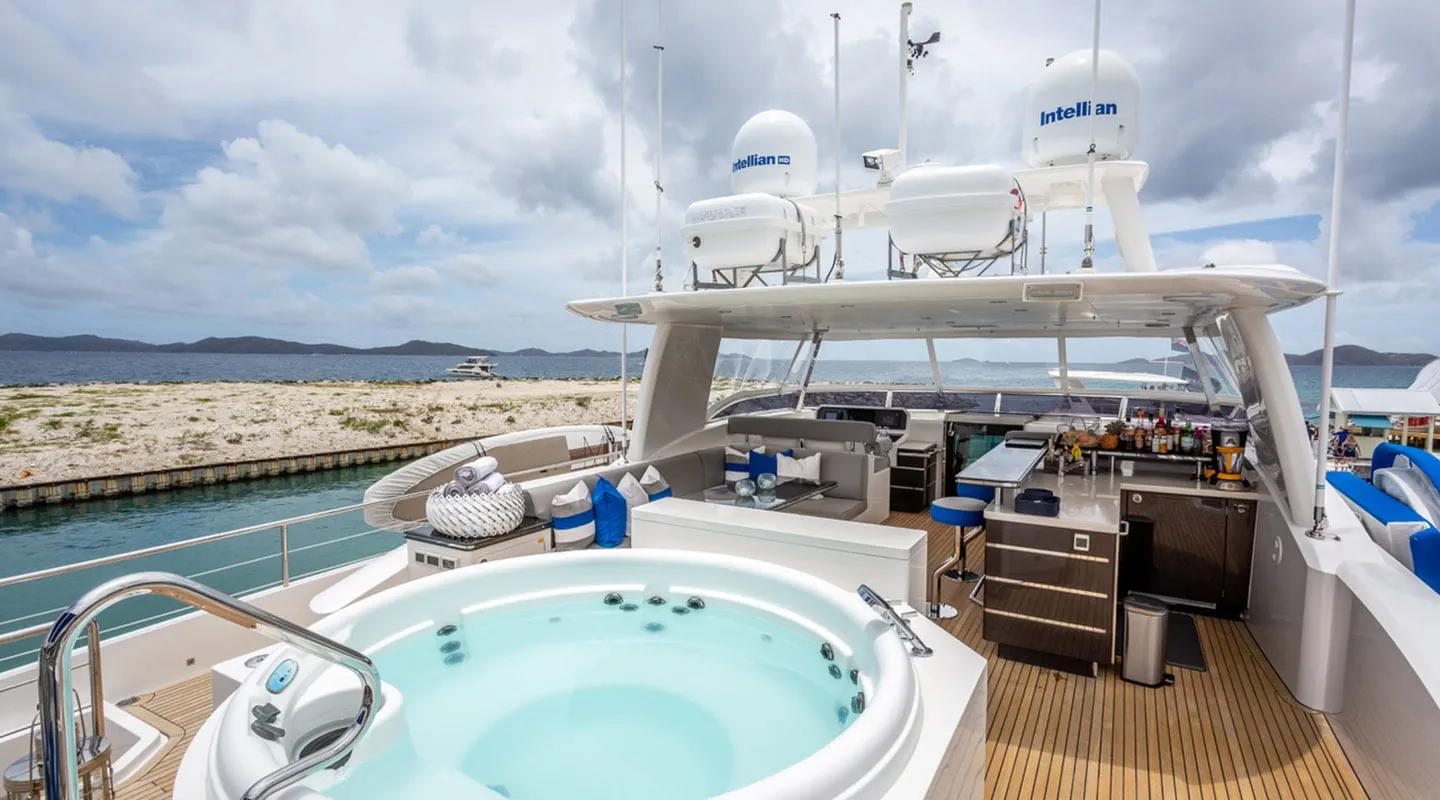 ANGELEYES Jacuzzi on Flybridge