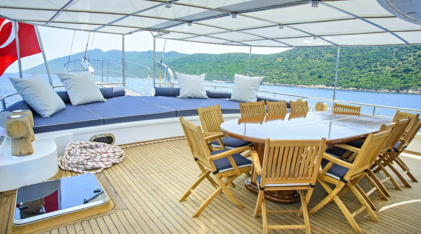 BELLA MARE Aft deck