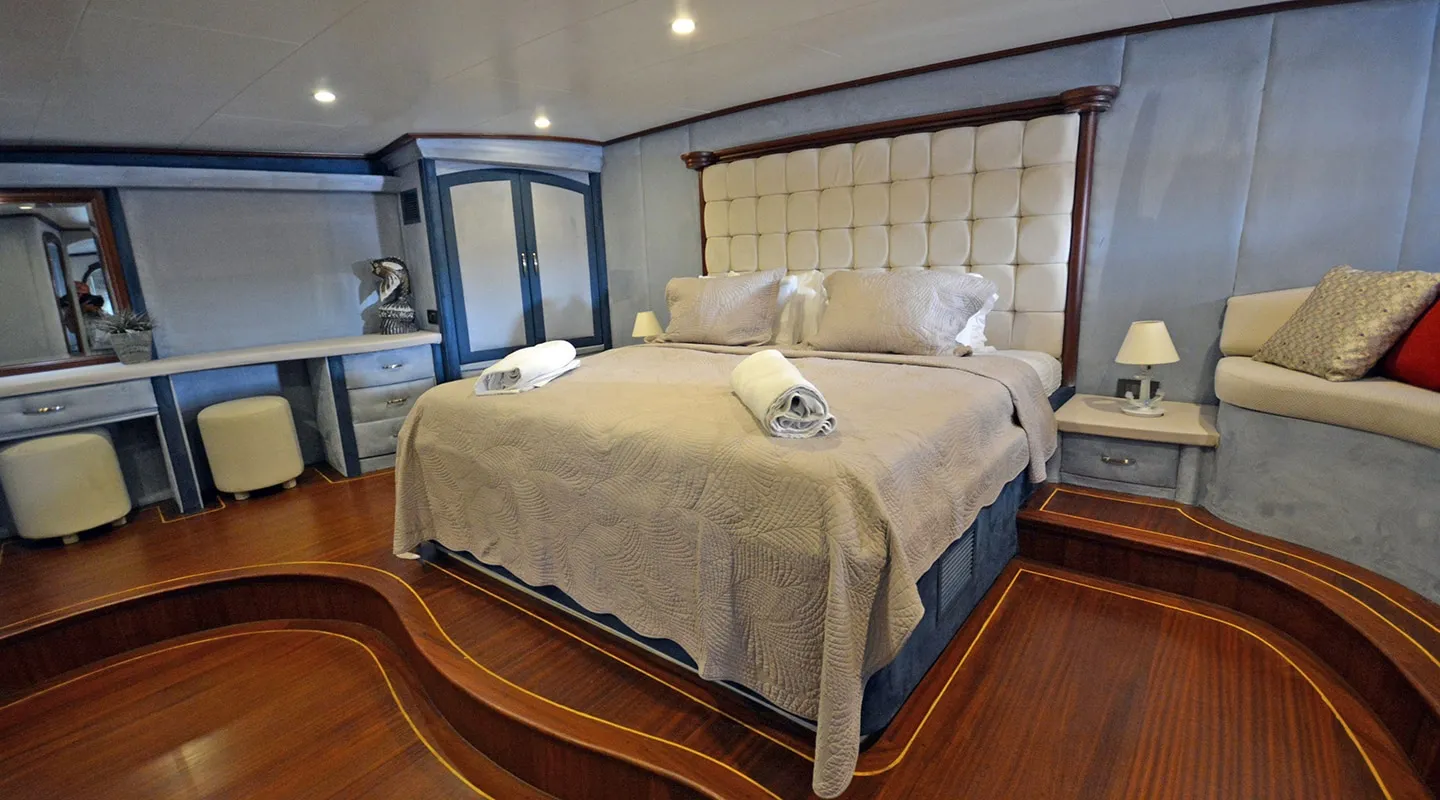 BELLA MARE Master cabin