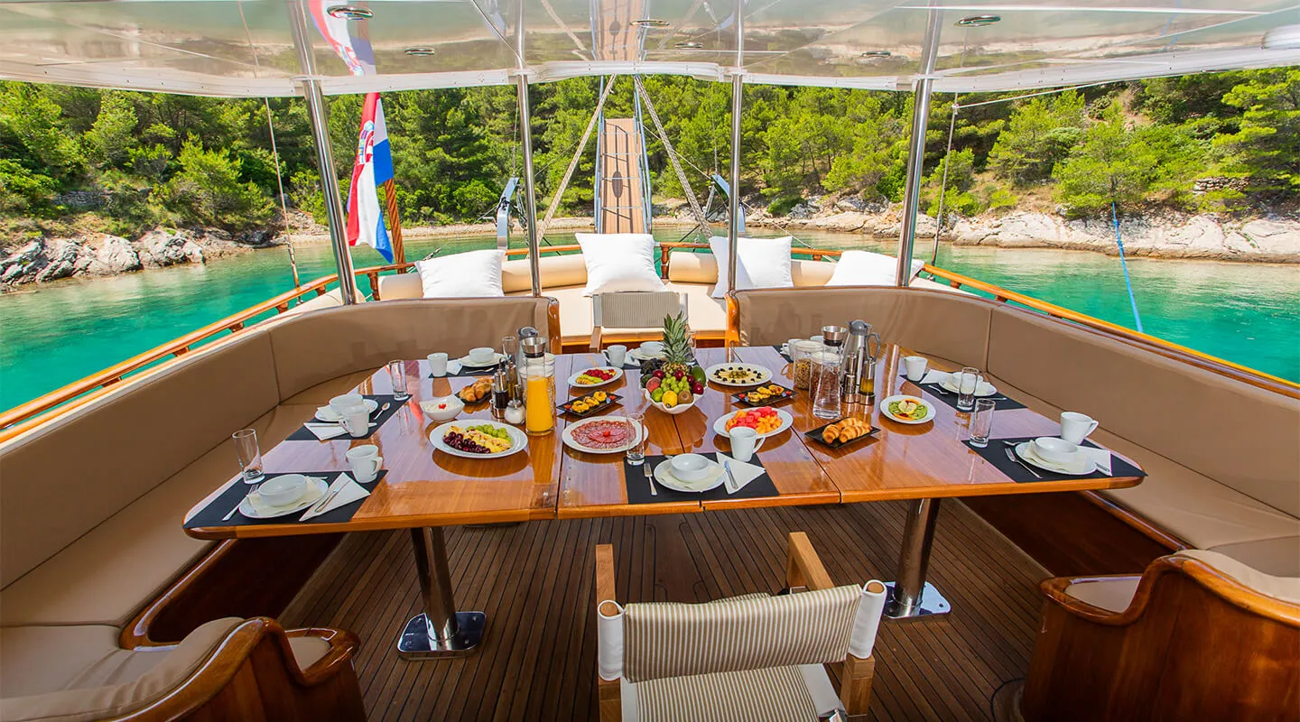 DOLCE VITA Dining area on Aft deck