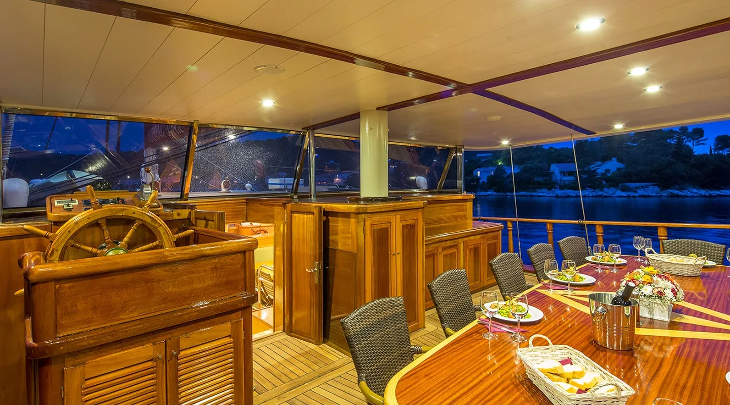 MORNING STAR Aft deck