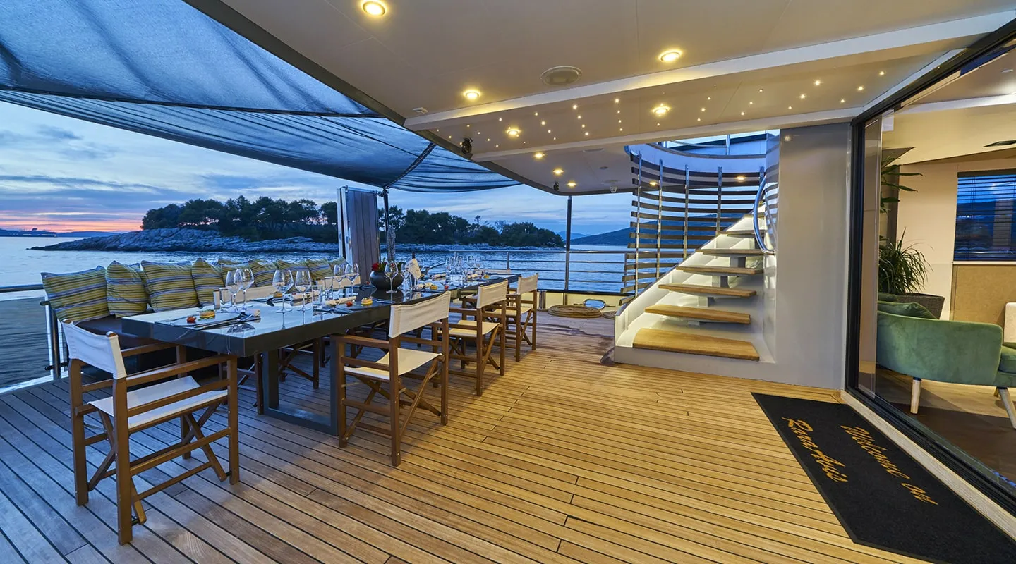 RARA AVIS Aft deck