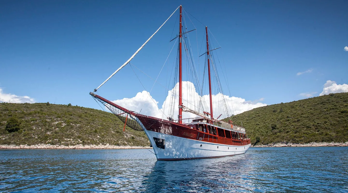 ROMANCA Anchored