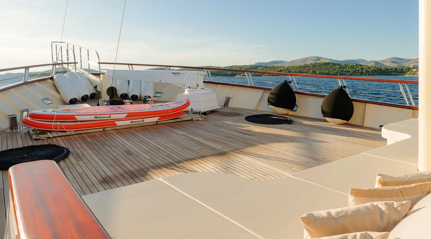 SON DE MAR Bow deck