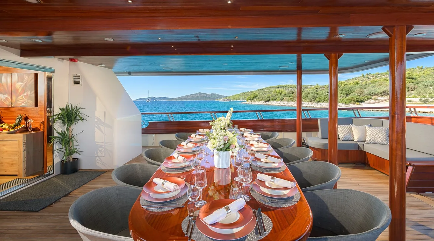 SON DE MAR Dining area on Aft deck