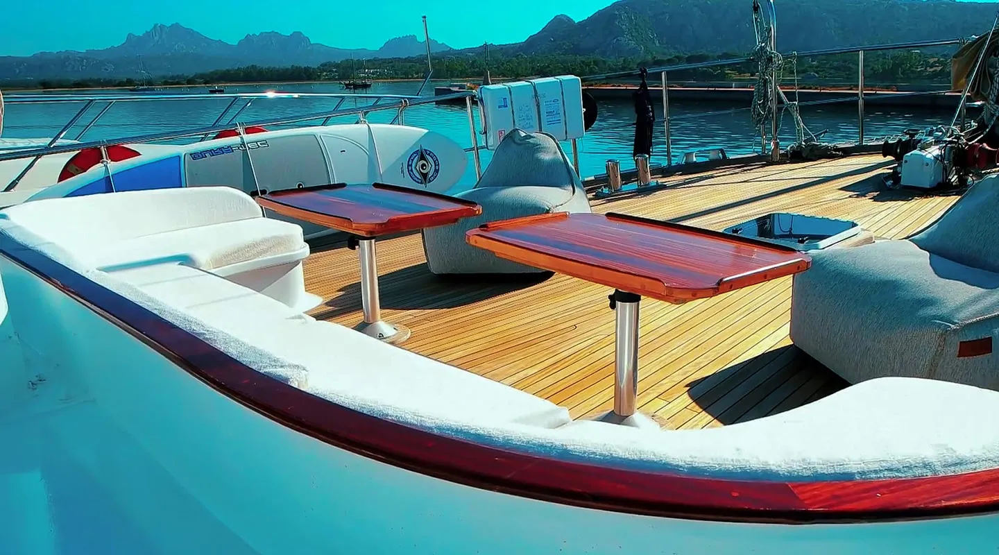 VICTORIA Bow deck