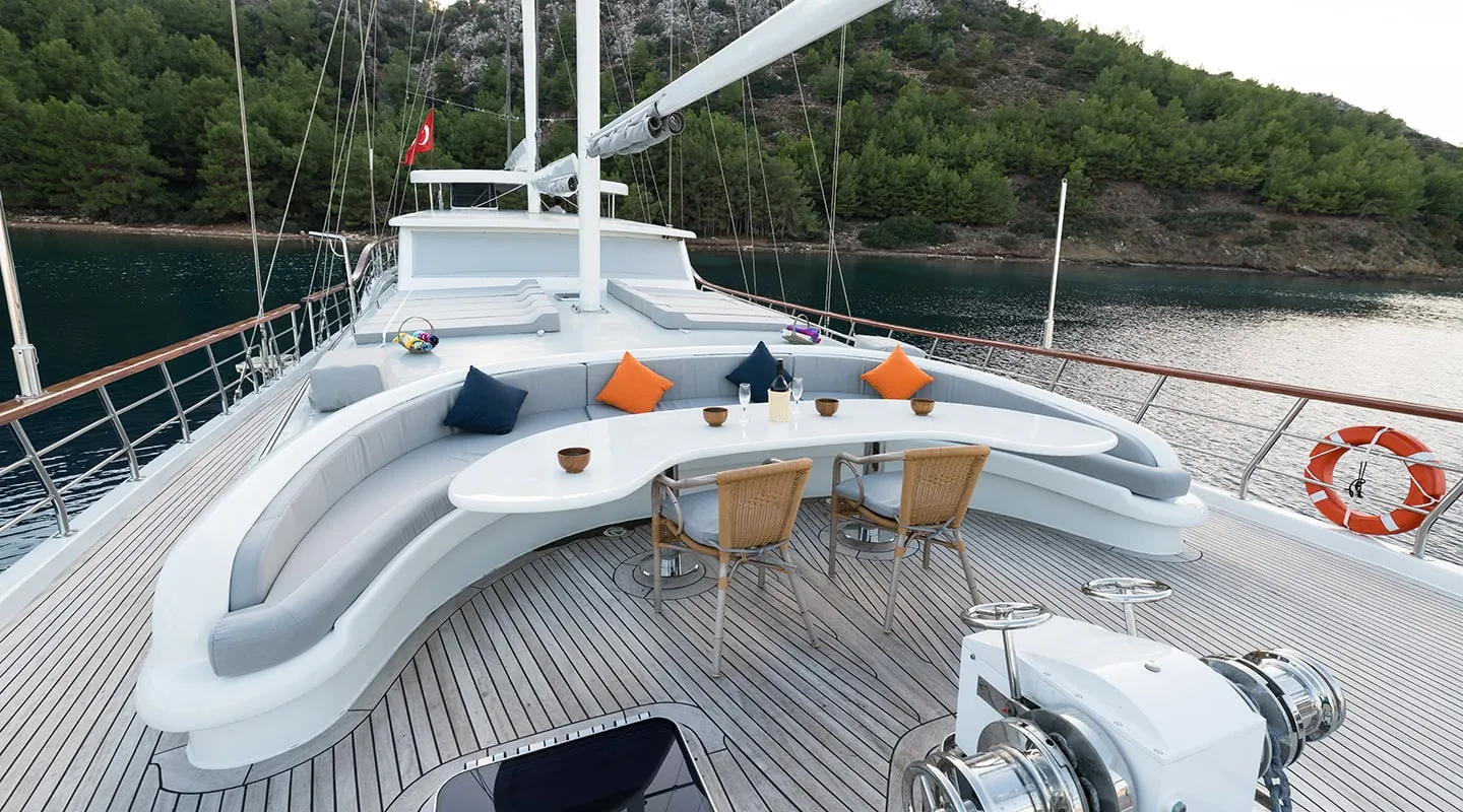 VISTA MARE Bow deck