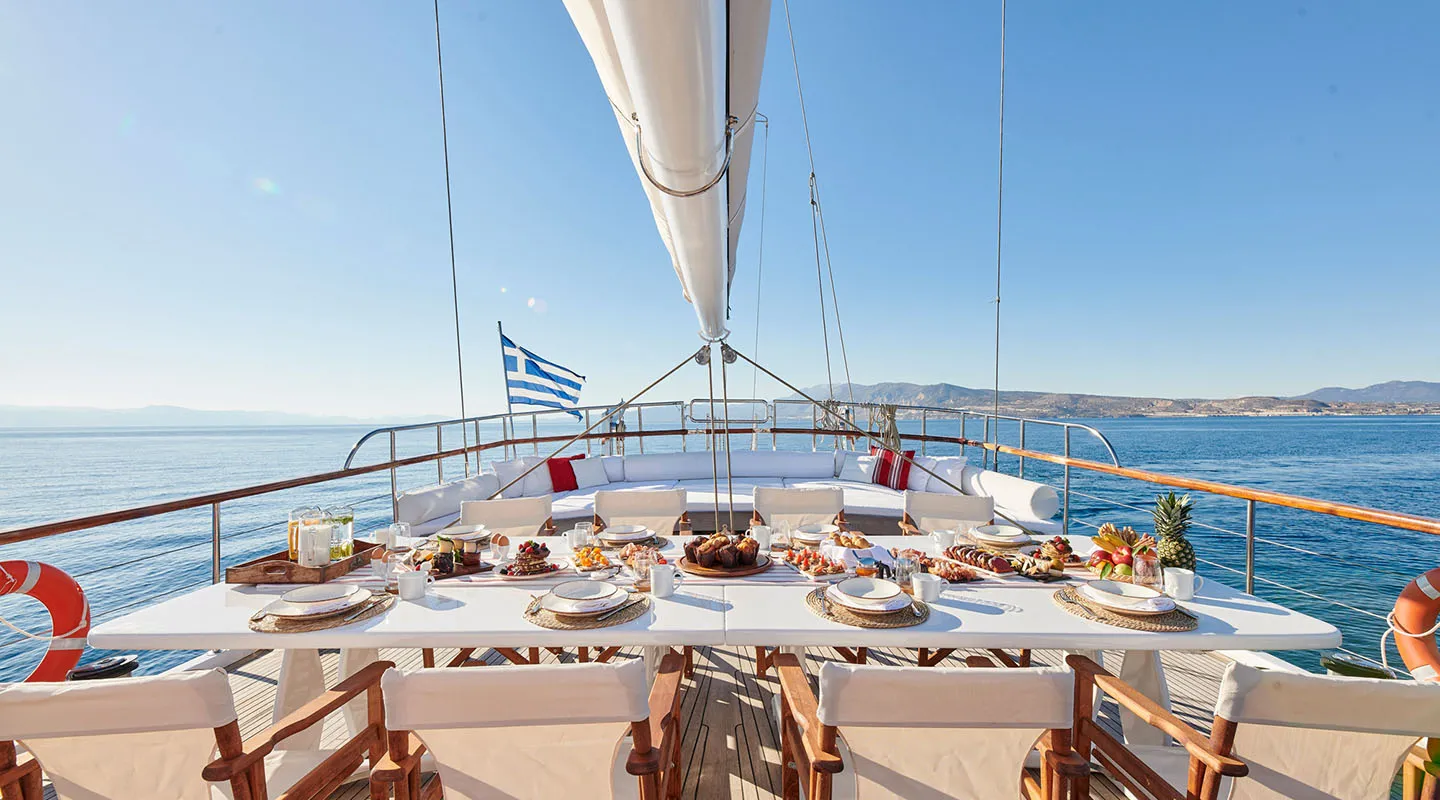 WHITE PEARL Aft deck