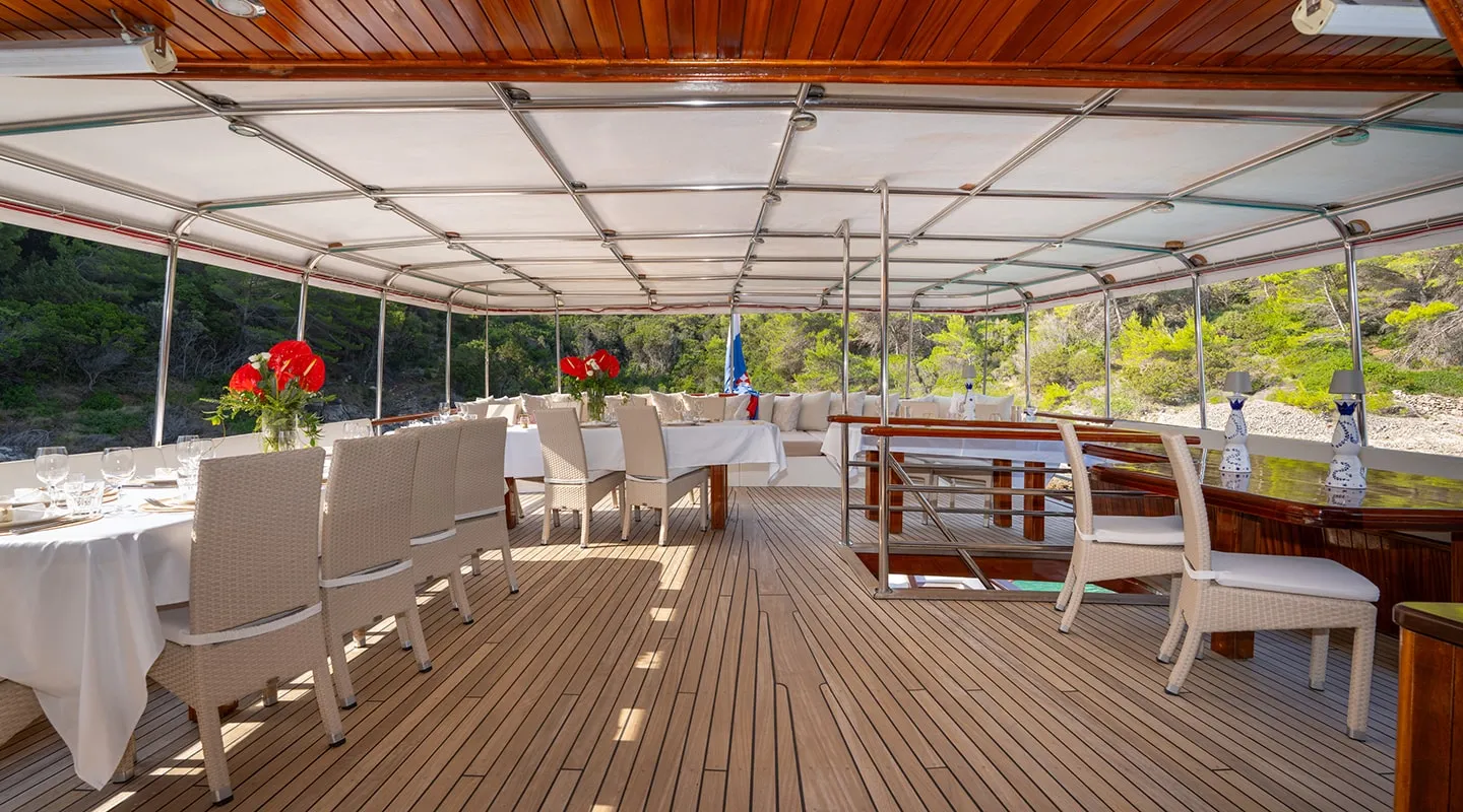 BARBARA Aft deck