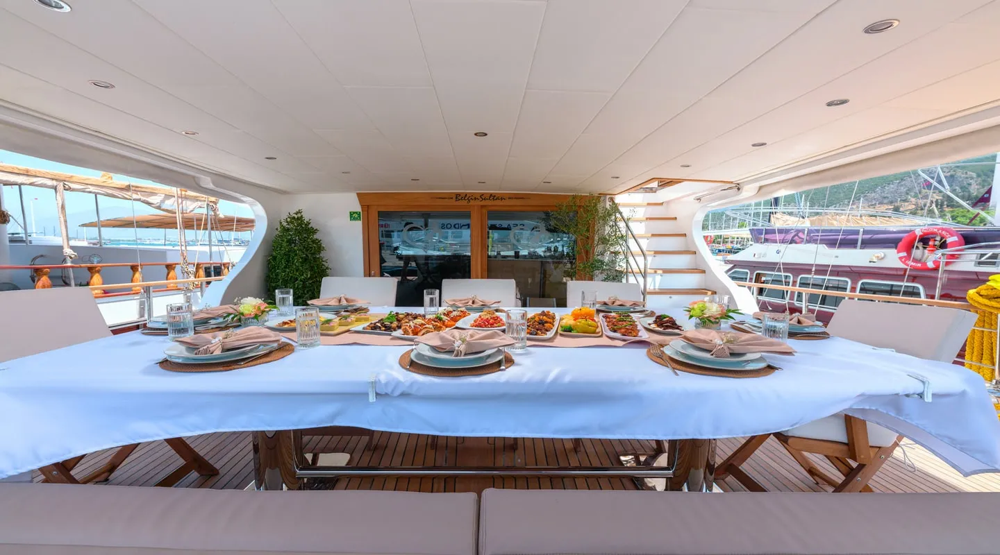 belgin_sultan_aft_deck_dining.jpg