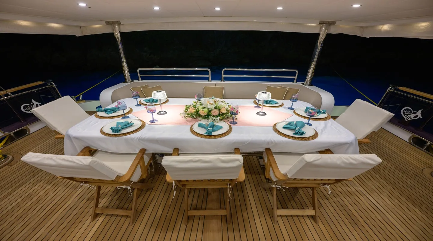 belgin_sultan_aft_deck_dining2.jpg