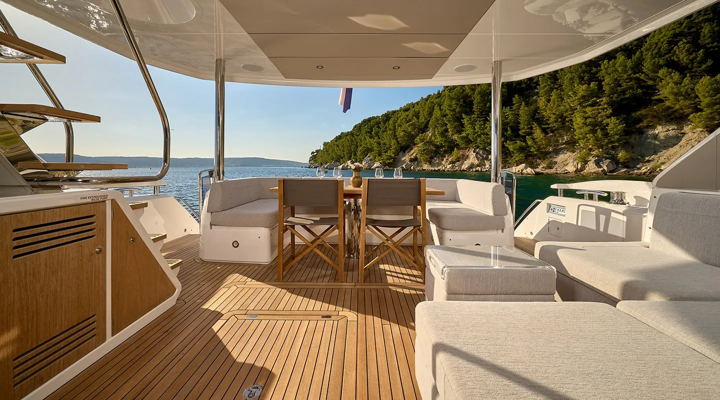 HIDEAWAY Aft deck