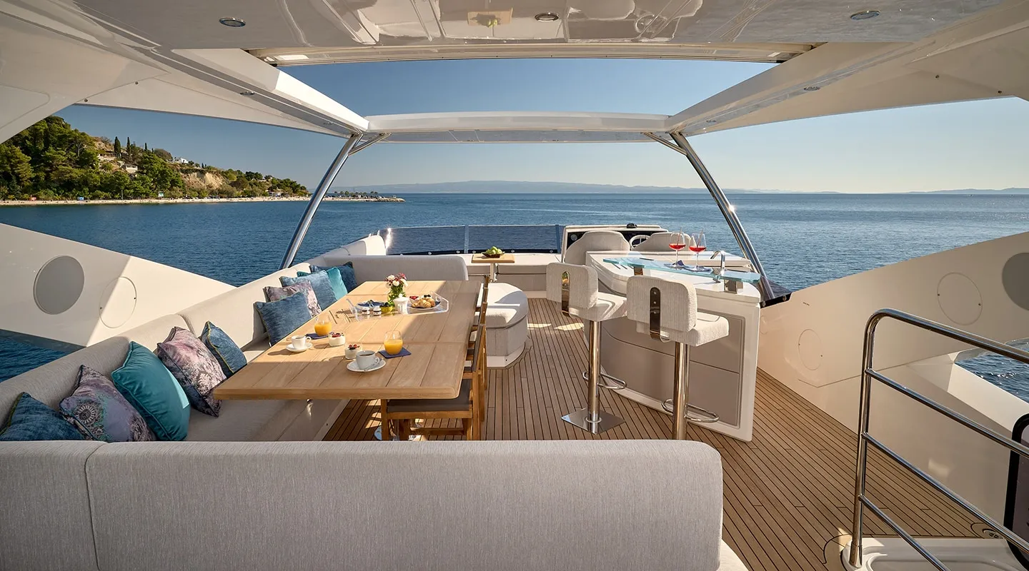 HIDEAWAY Flybridge