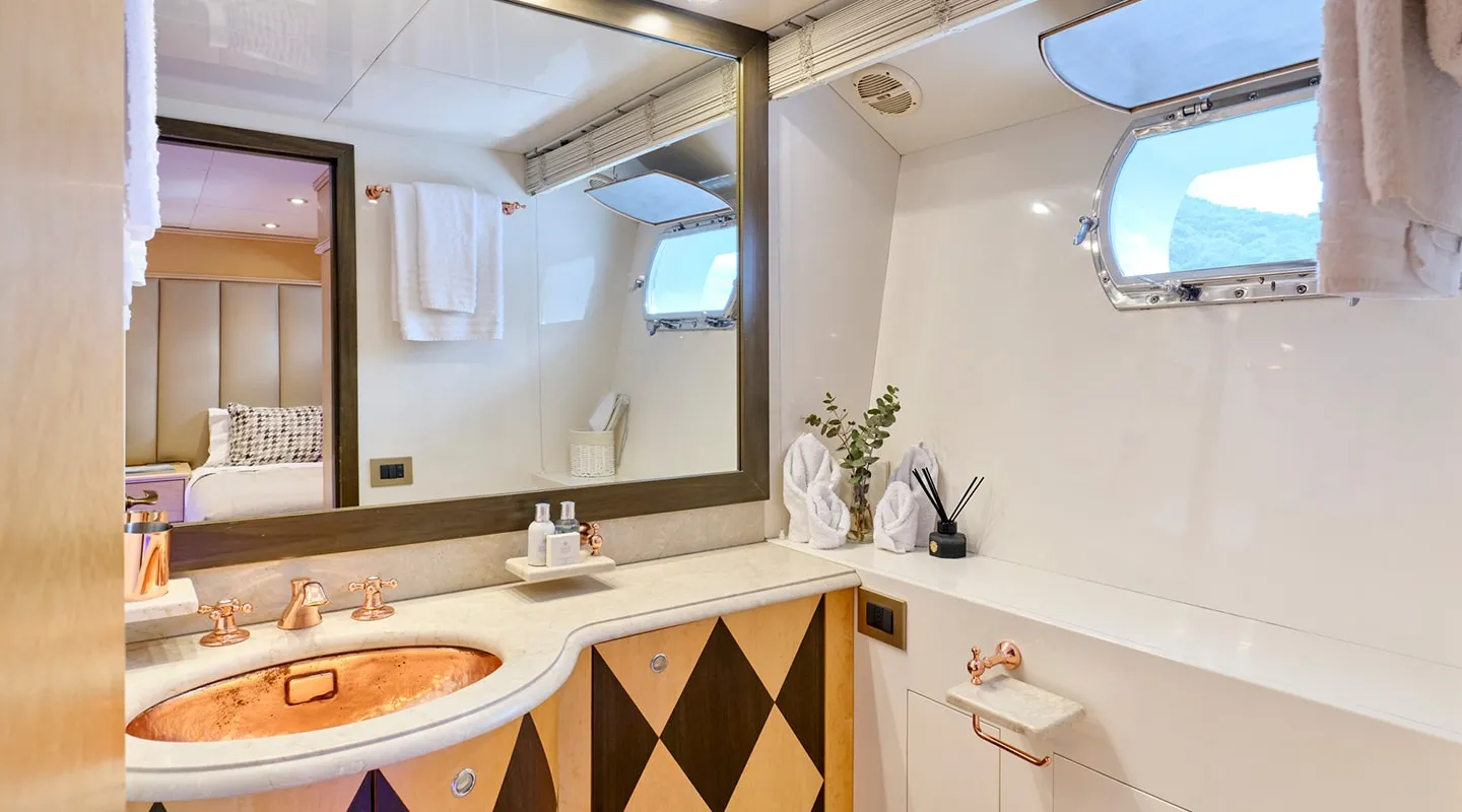 MOBIUS Twin cabin ensuite