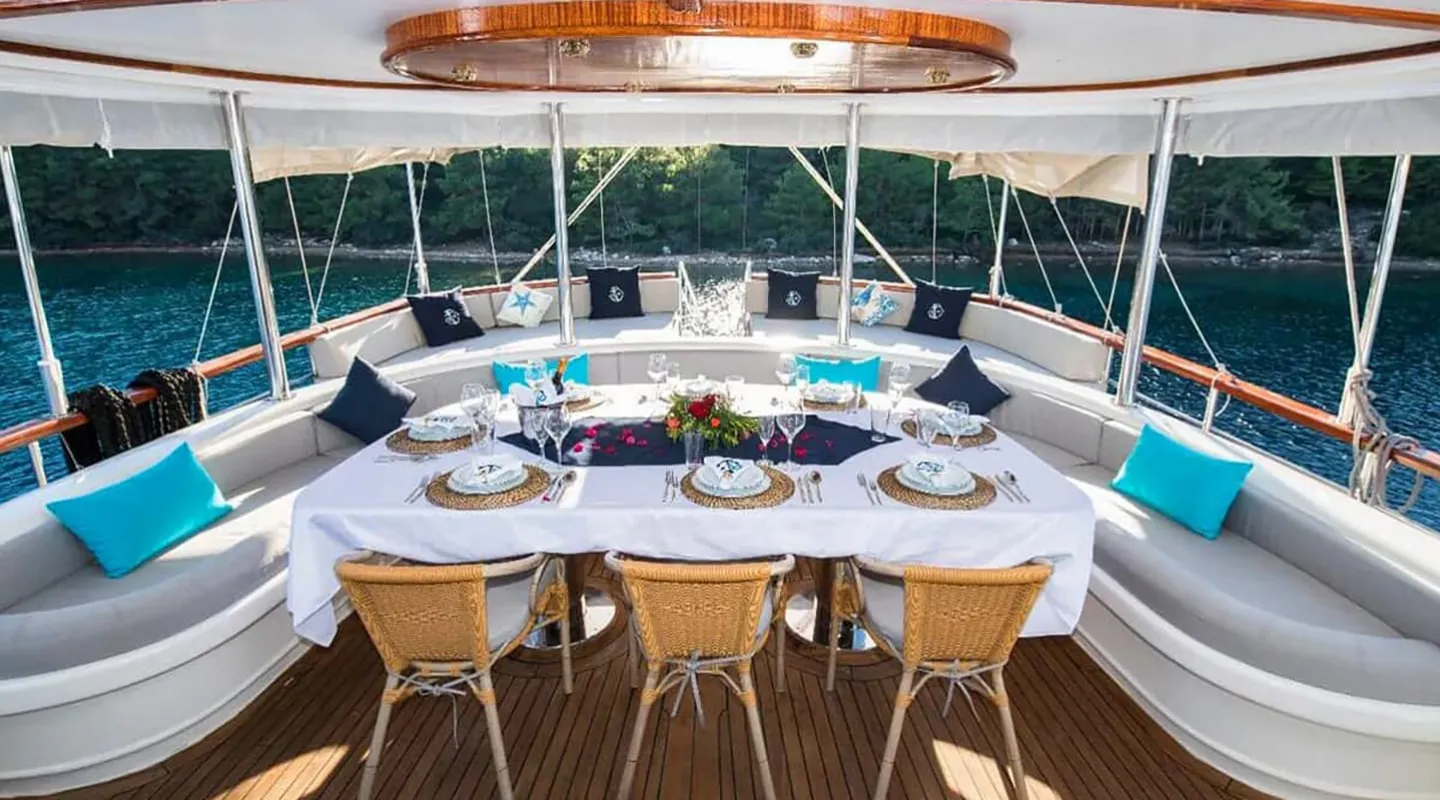 QUESTA VITA Aft deck