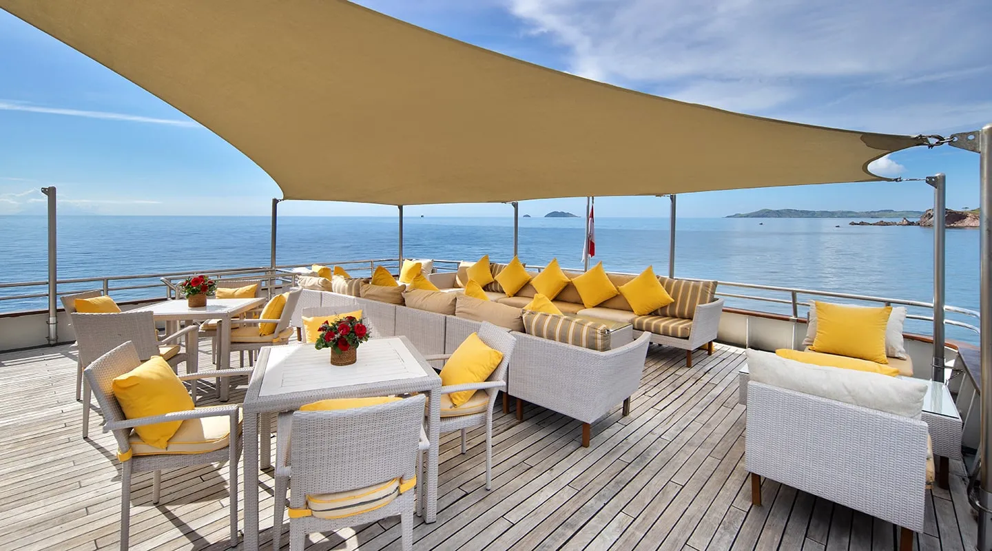THE TRANS LUXURY YACHT Outdoor dinning area
