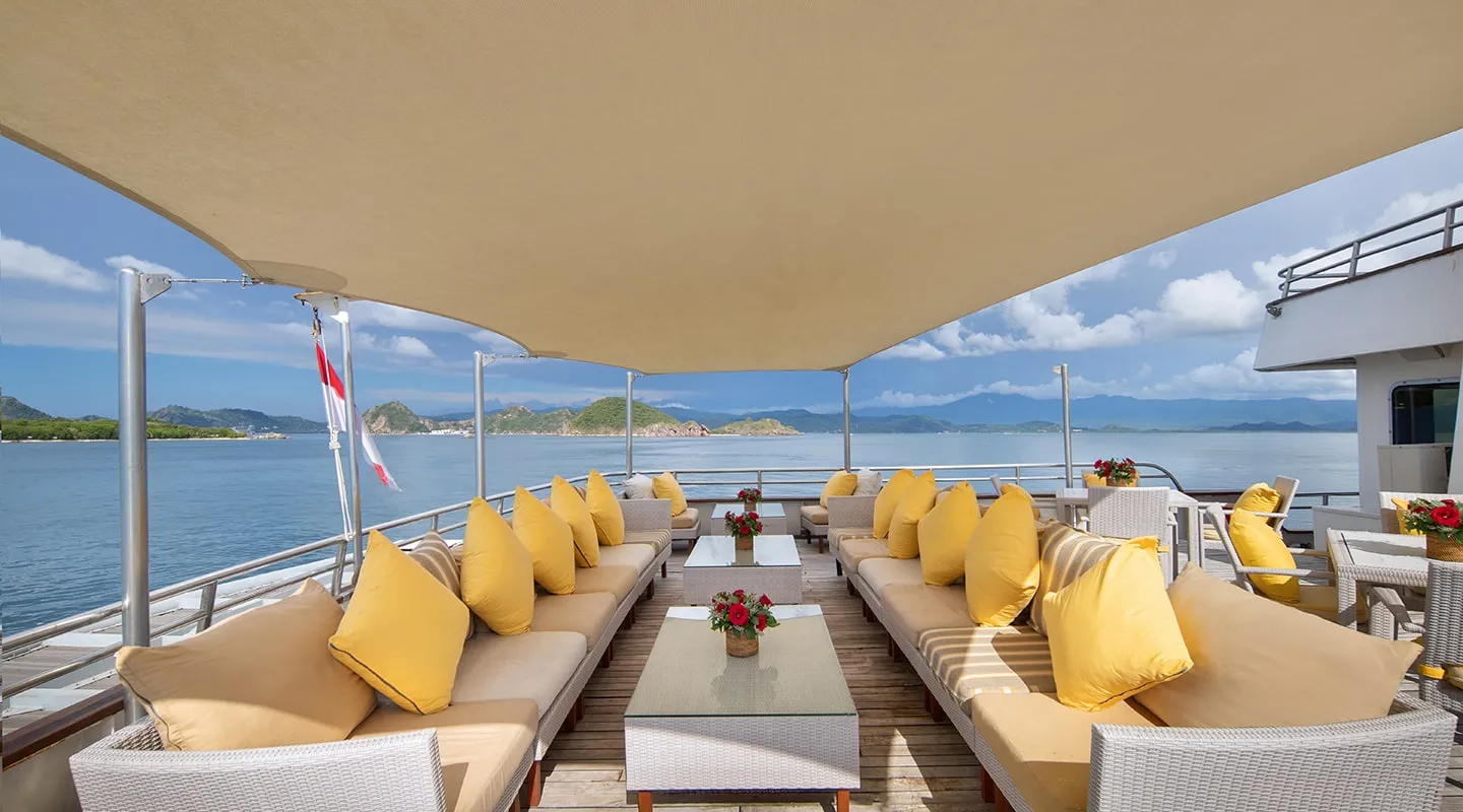 THE TRANS LUXURY YACHT Outdoor dinning area