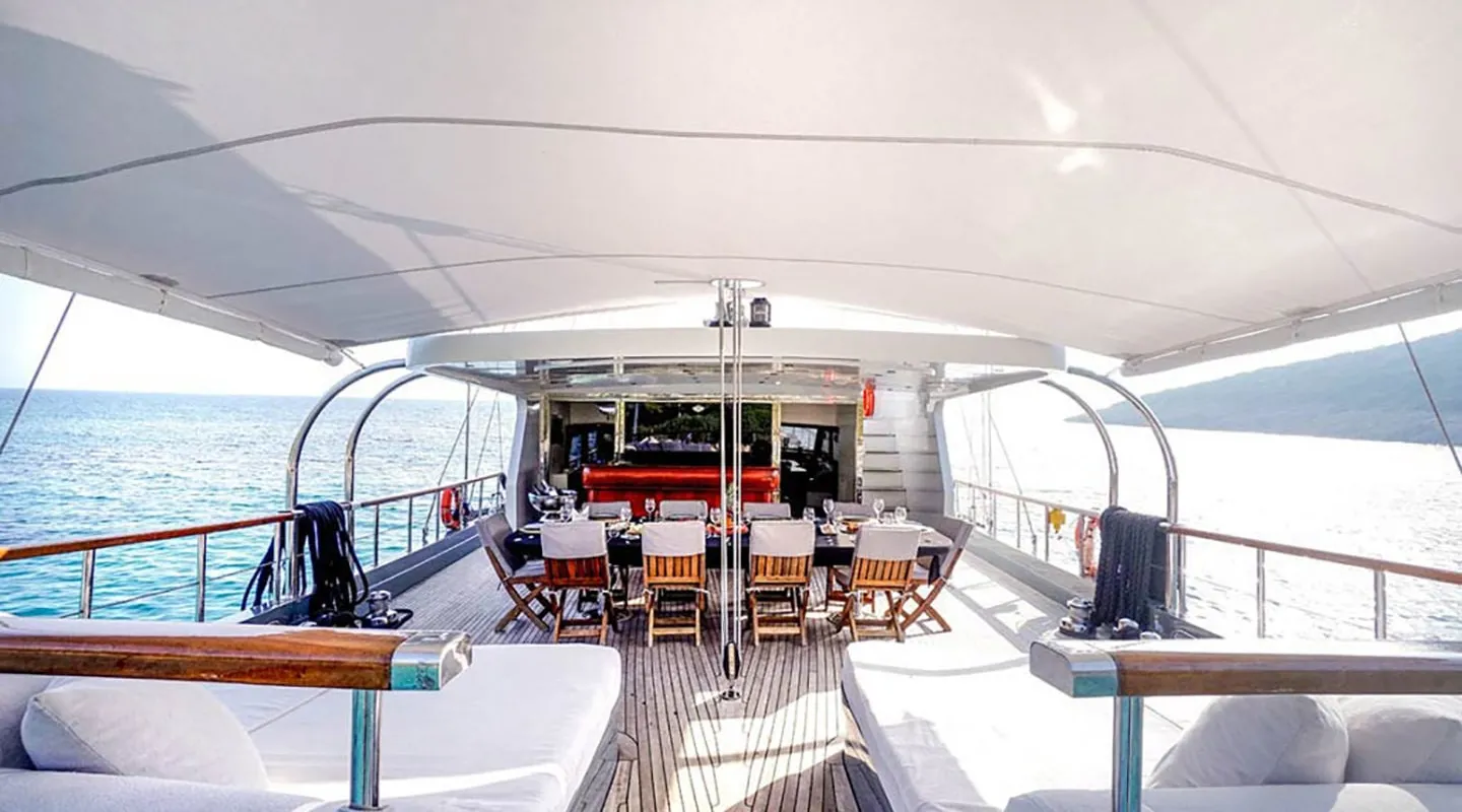 VIRTUOSO Aft deck