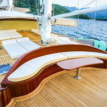 WICKED FELINA Bow deck