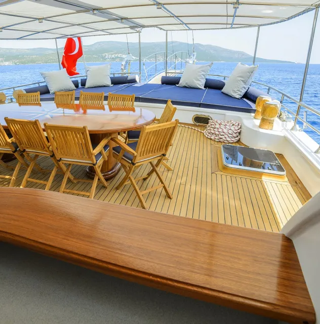 BELLA MARE Aft deck