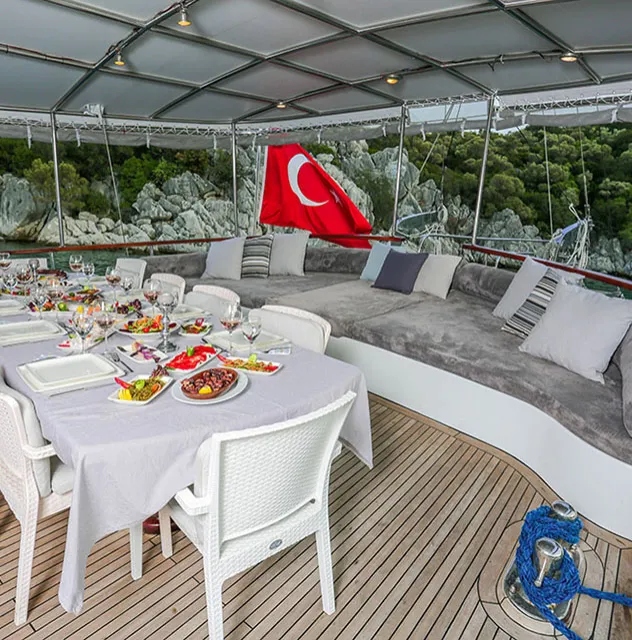 DERYA DENIZ Aft deck