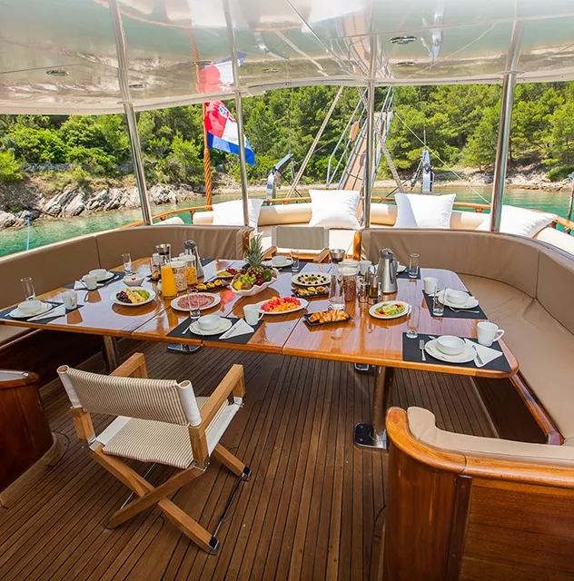 DOLCE VITA Aft deck