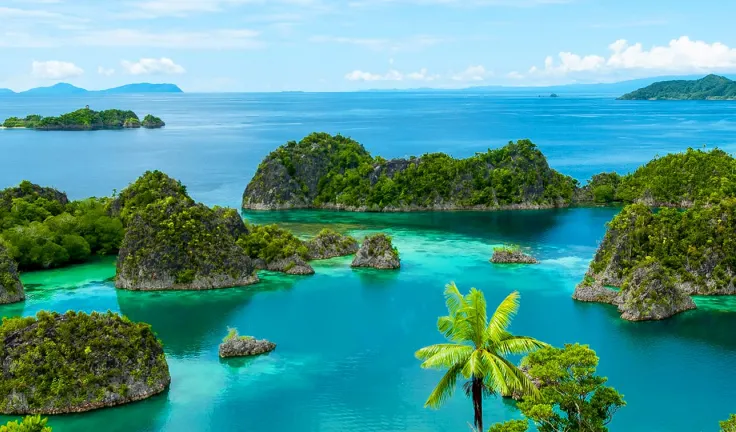 Lonely-green-islands-in-turquoise-water-in-Raja-Ampat-Papua-New-Guinea