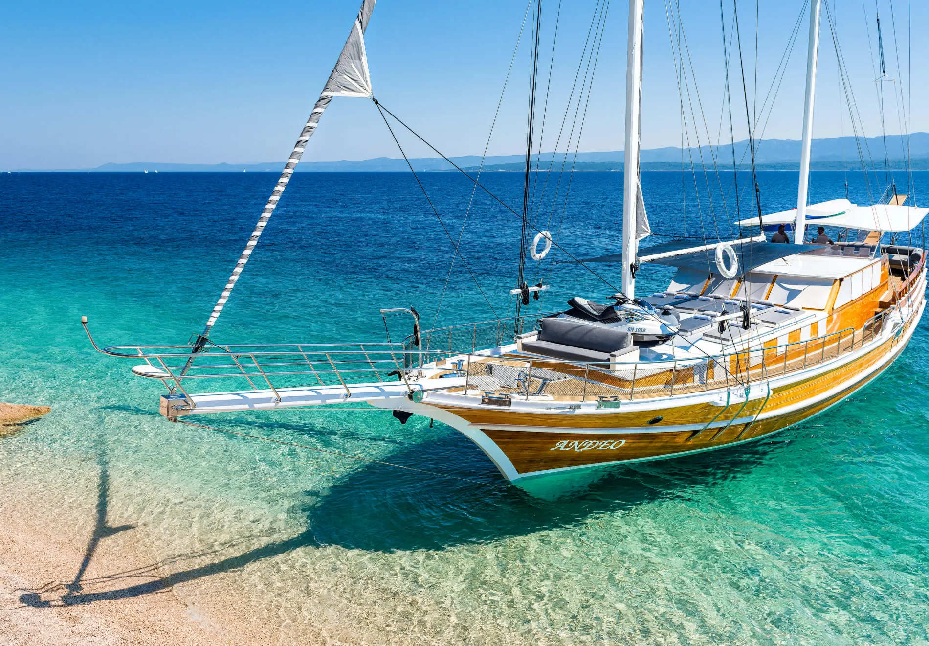 Anđeo anchoring on bay