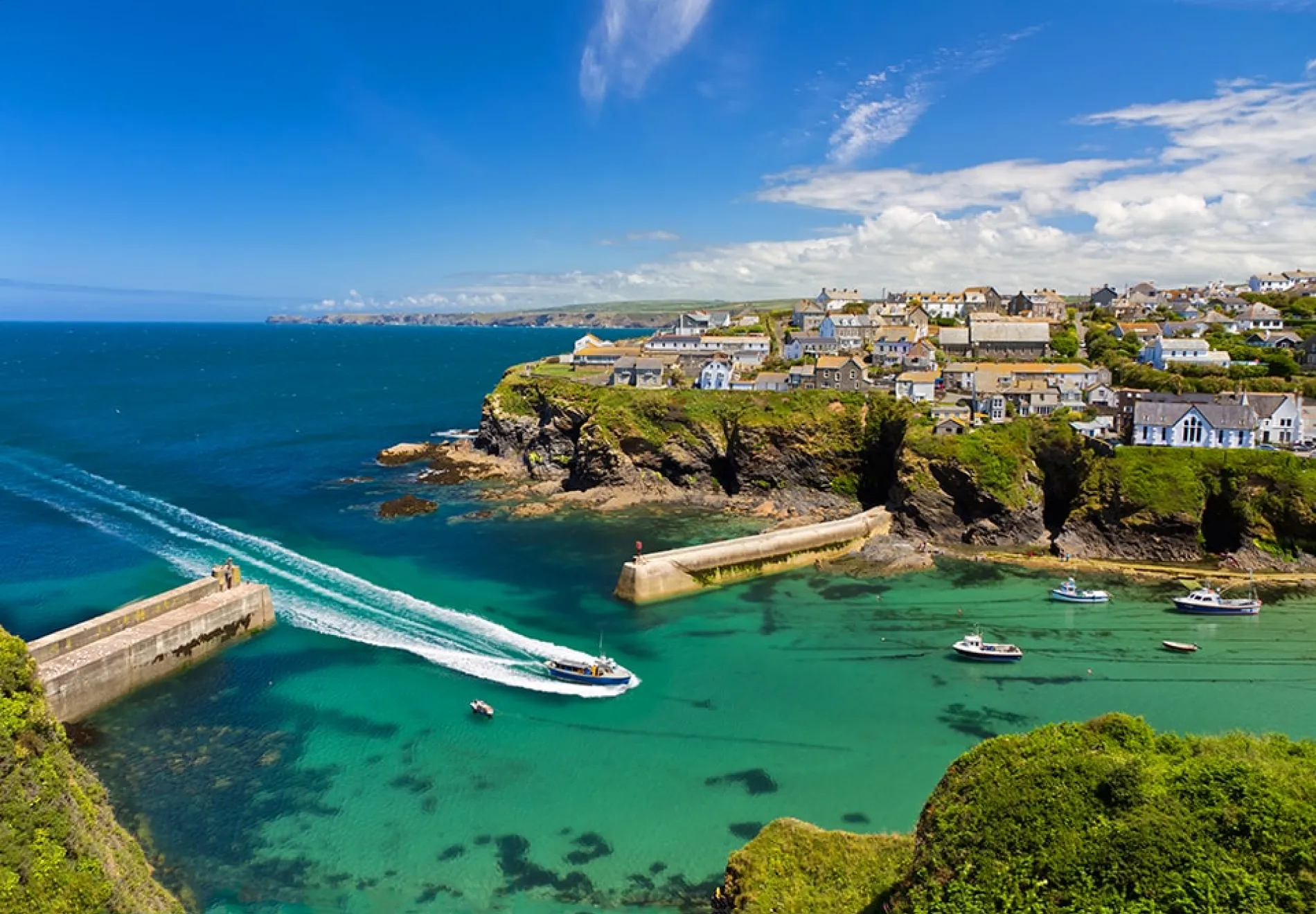 Cove-and-harbour-of-Port-Isaac-with-arriving-ship-Cornwall-England