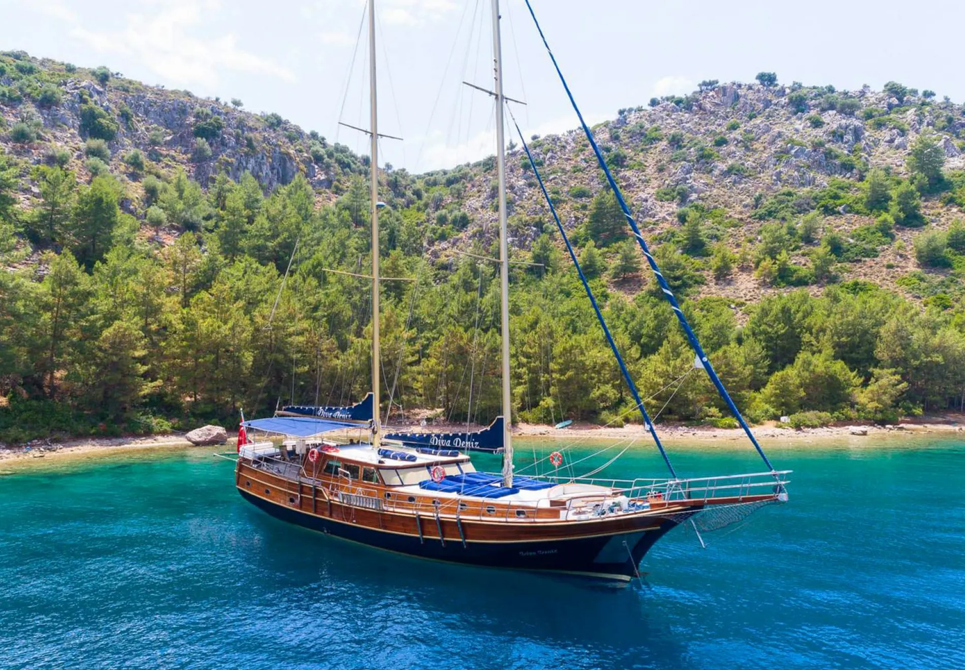 DIVA DENIZ Anchored