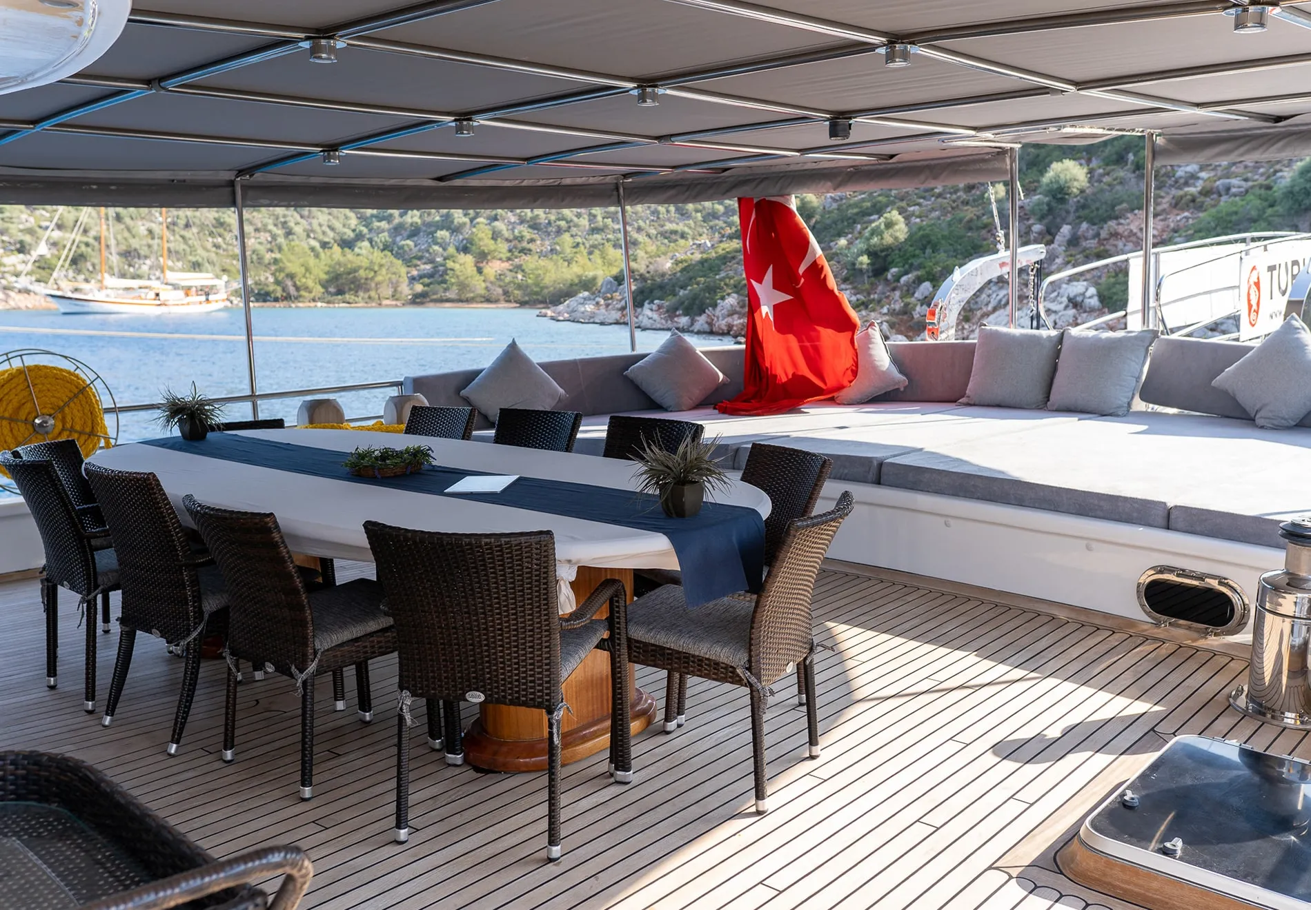 On deck, guests can dine alfresco on the aft deck, lounge on cushioned sunbeds, or enjoy the foredeck’s jacuzzi spa tub