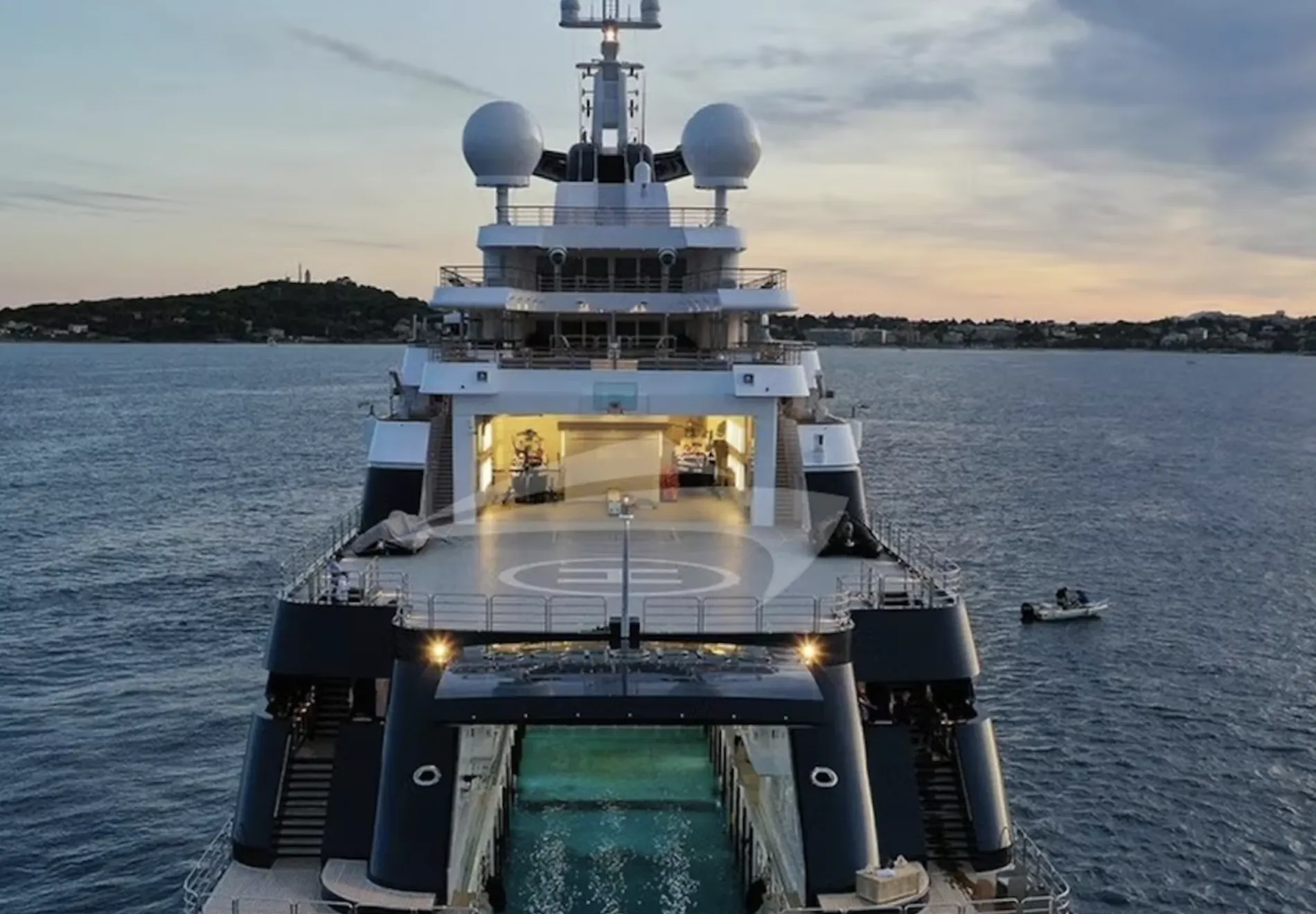 Octopus mega yacht