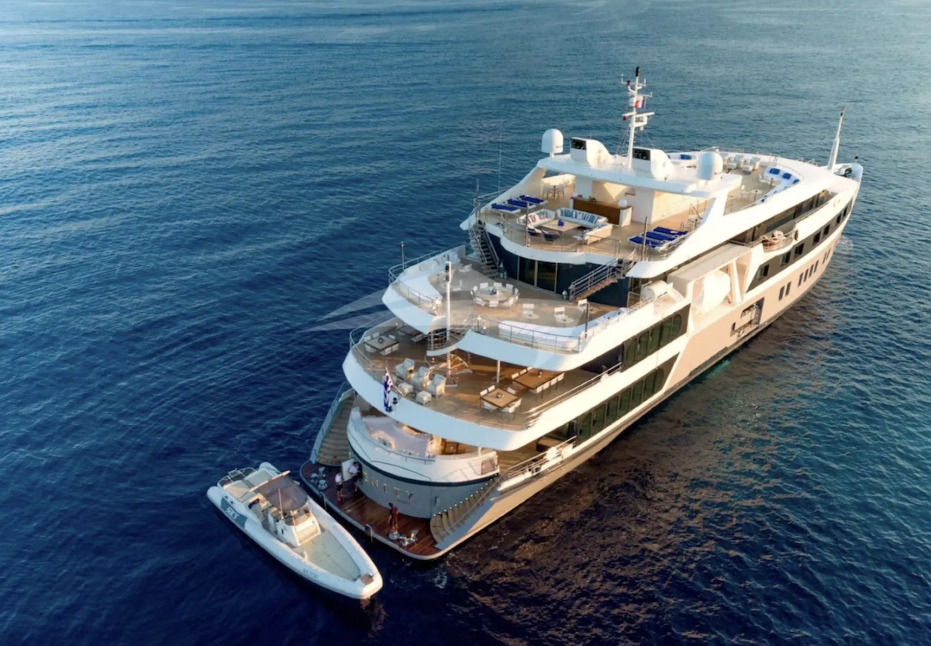 mega yacht costo