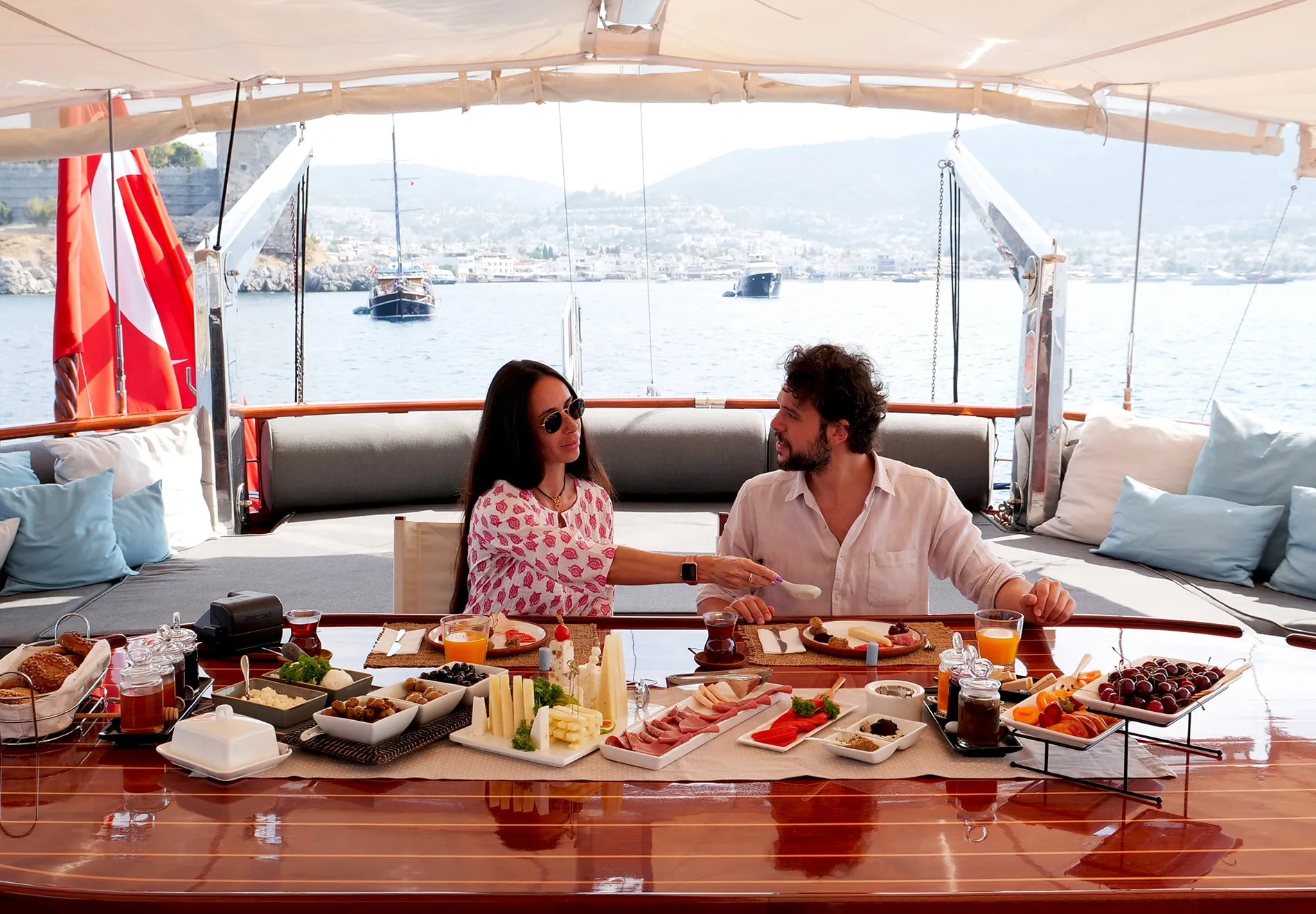 Whether it’s preparing personalized meals, suggesting secret spots along the coast, or organizing exciting onshore excursions, Turkish crews are famous for