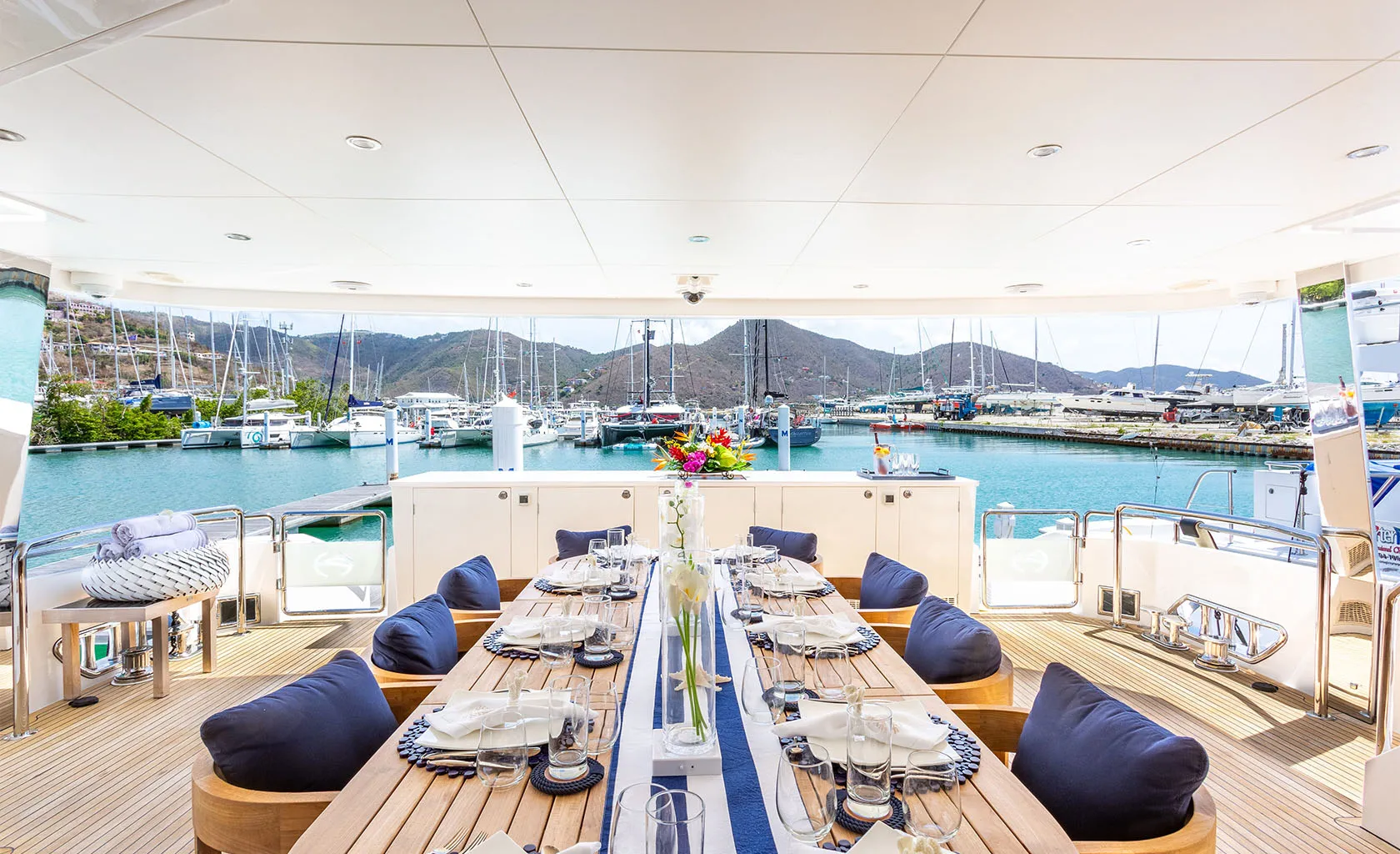 ANGELEYES Dining area on Aft deck