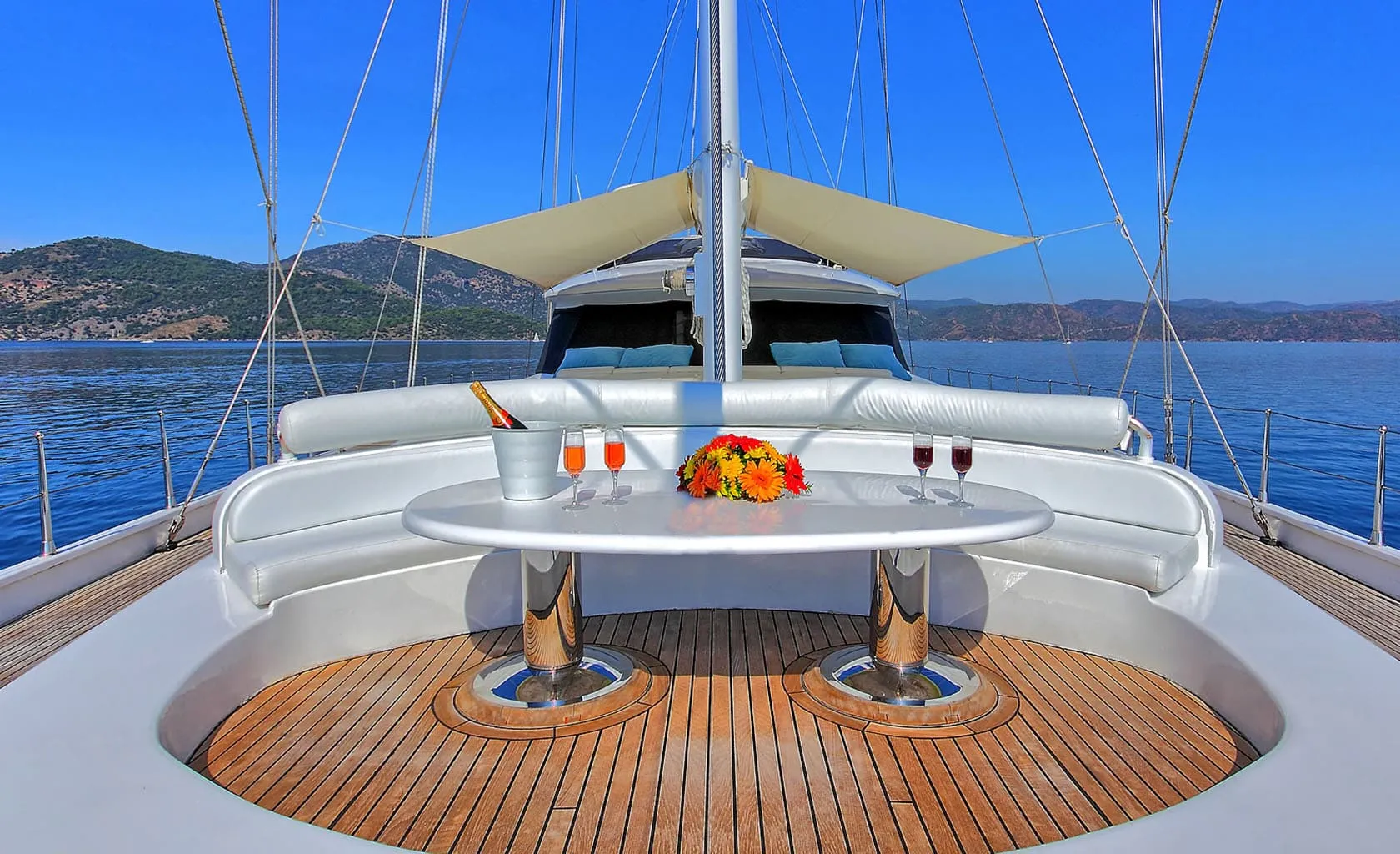 ANGELO 2 Sitting area on Bow deck