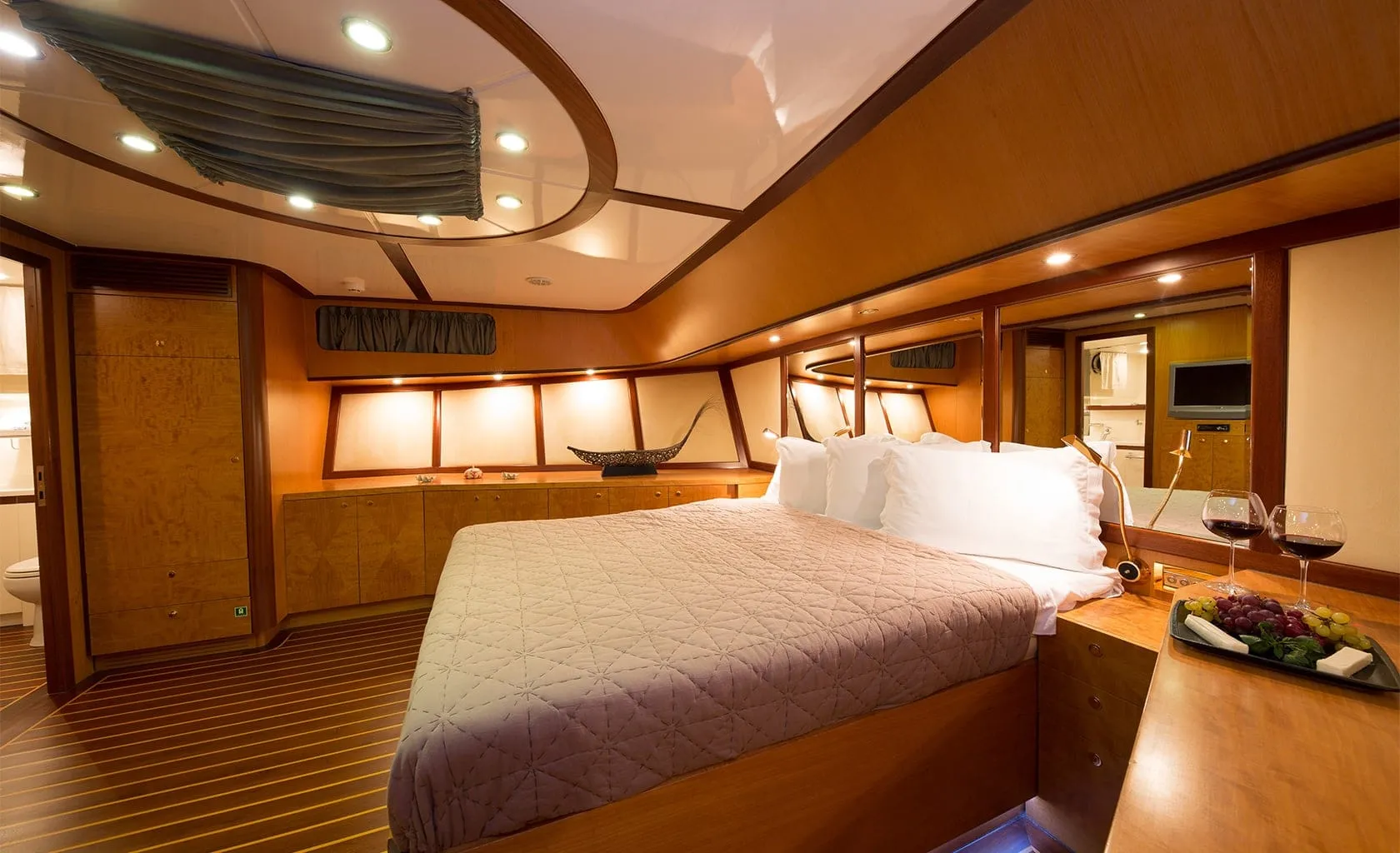 SERENITY 86 Master cabin