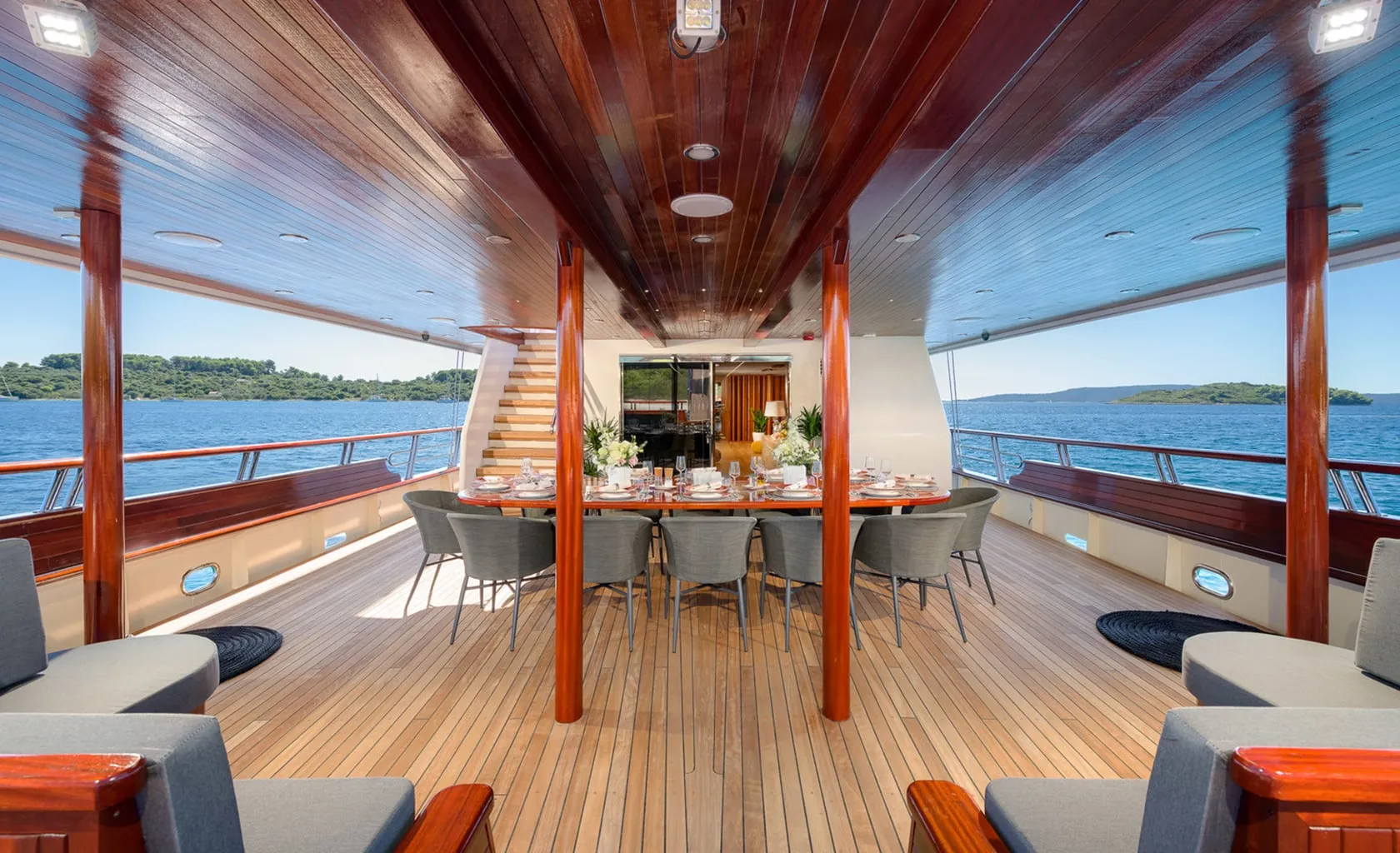 SON DE MAR Aft deck