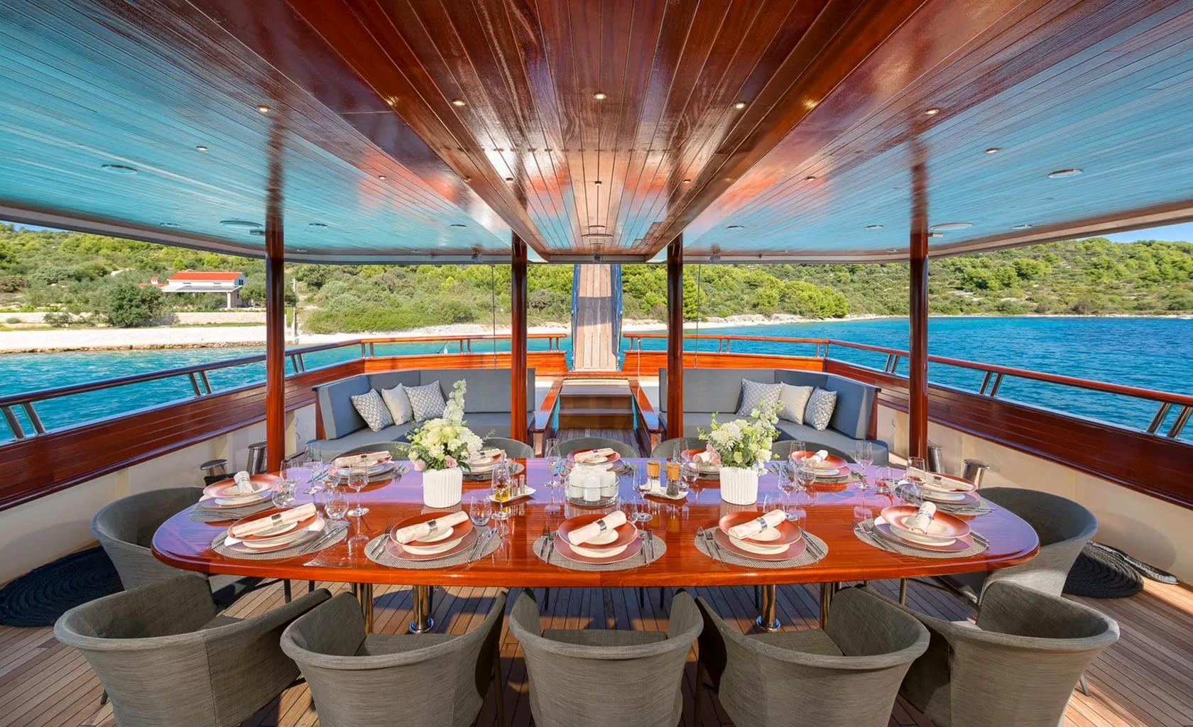 SON DE MAR Dining area on Aft deck