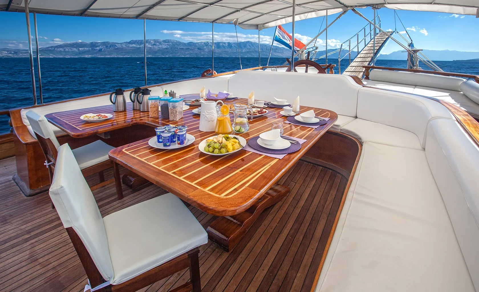 STELLA MARIS Dining area on Aft deck