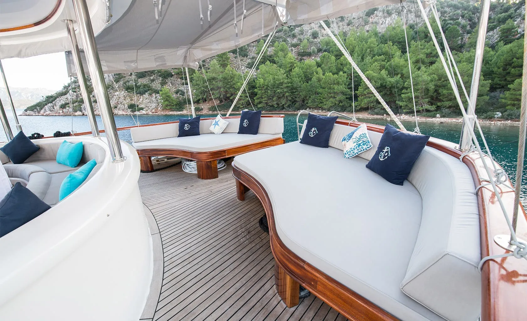 VISTA MARE Aft deck