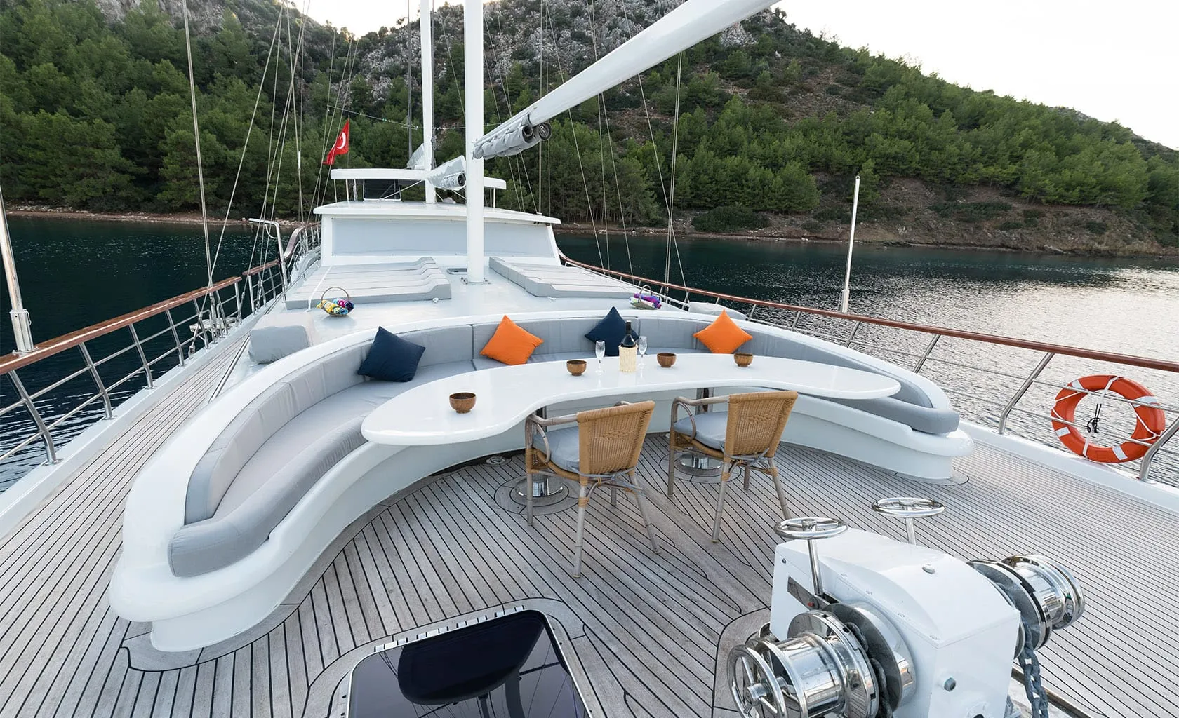 VISTA MARE Bow deck