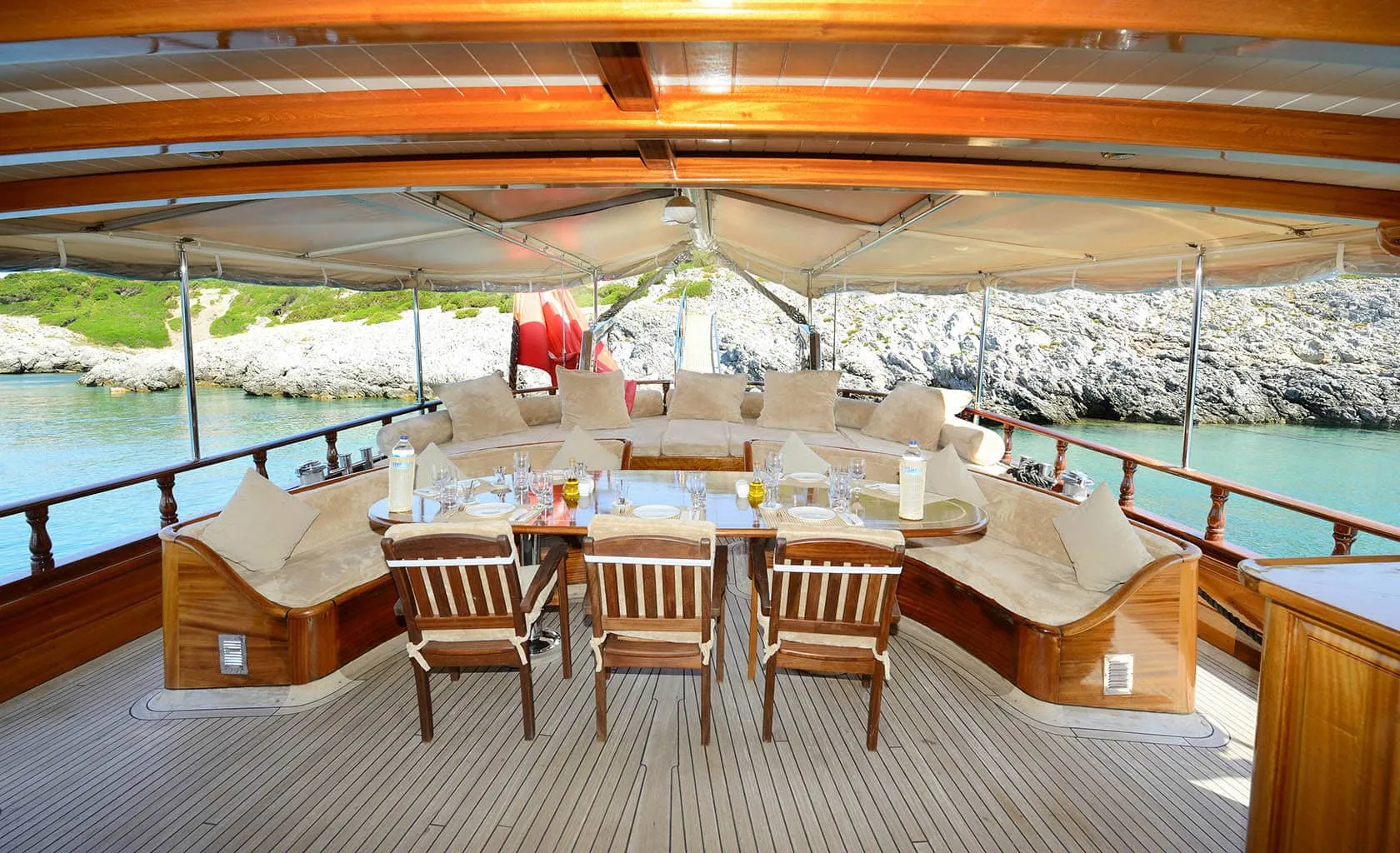 ZEPHYRIA II Aft deck