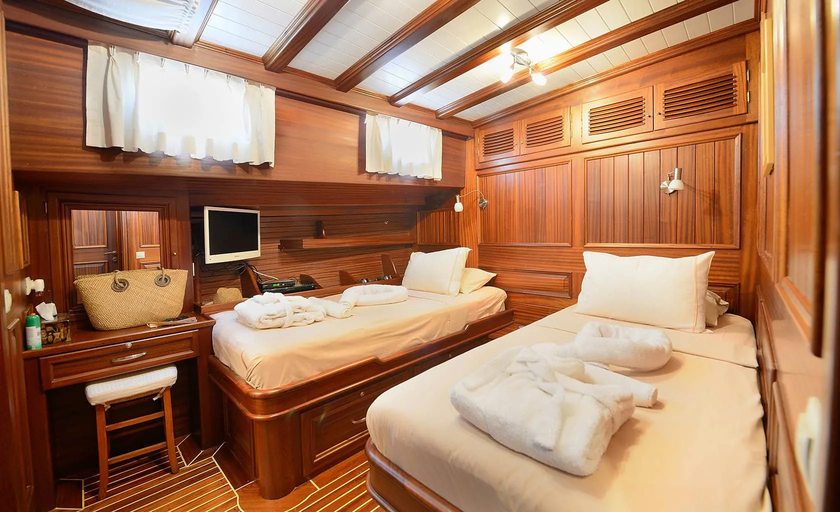 ZEPHYRIA II Twin cabin